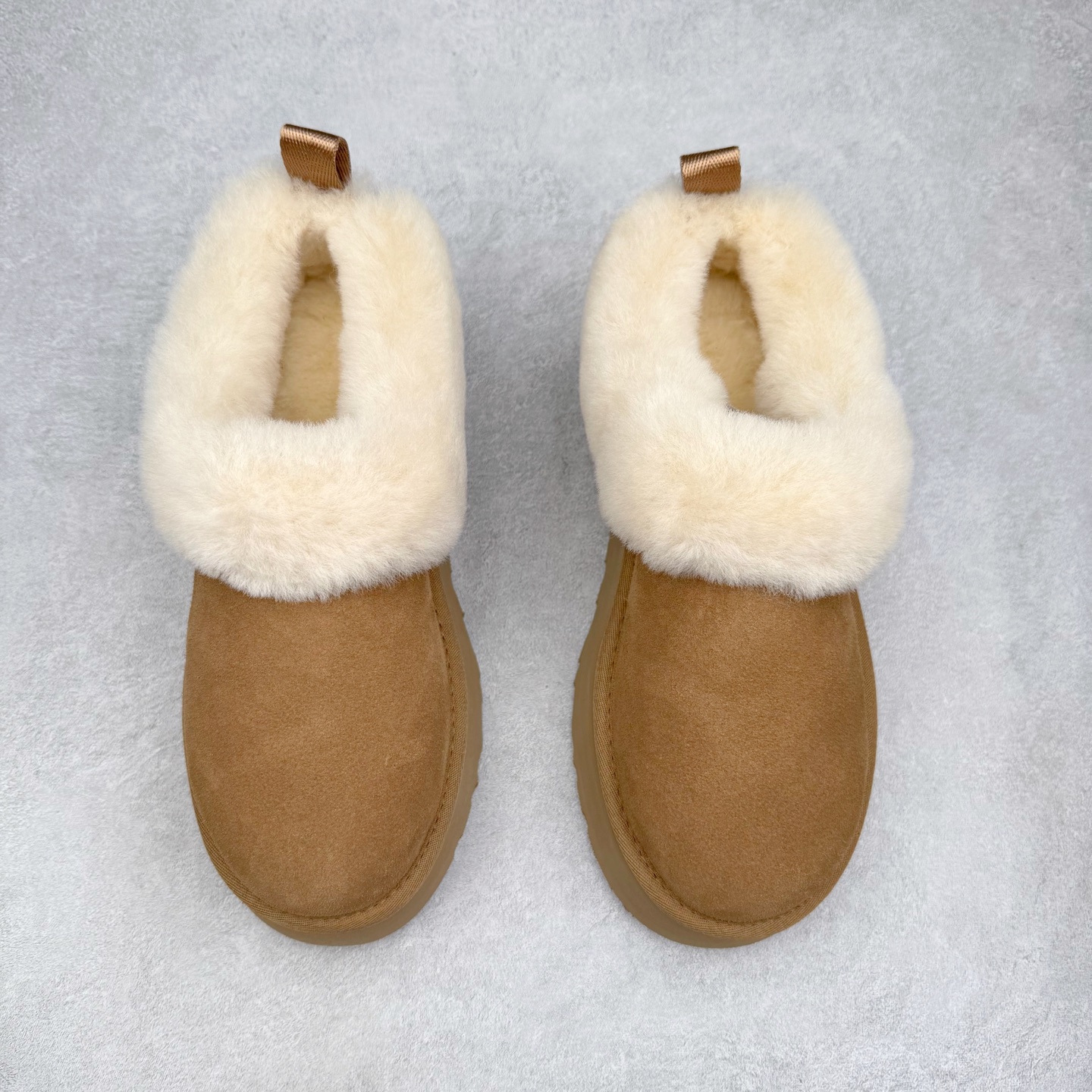 图片[2]-UGG 1393 经典秋冬羊皮毛一体雪地靴 隆丰A级澳洲进口羊皮毛一体 完全遵循ZP工艺流程 代工厂原厂版师 秉承无原鞋不开发选择 注重每一处细节 市面最正版型 TREADLITE\\\”轻翼\\\”科技外底 轻便/耐用/柔韧/桩型【售后郑重承诺】一个月内若出现重大脱胶/断底等质量问题 直接为您换新 翻毛皮鞋面 细腻亲肤再生聚酯纤维滚边 舒适易打理 保暖性佳 UGG plush™ 里衬和内底 茸软亲肤 舒适暖足 经典鞋型搭配轻盈厚底 稳稳拿捏秋冬出街时髦造型 Treadlite by UGG 轻翼大底 轻盈缓震 为双足减负 舒适轻便 助你轻松畅玩整天 尺码：35 36 37 38 39 40-选品中心