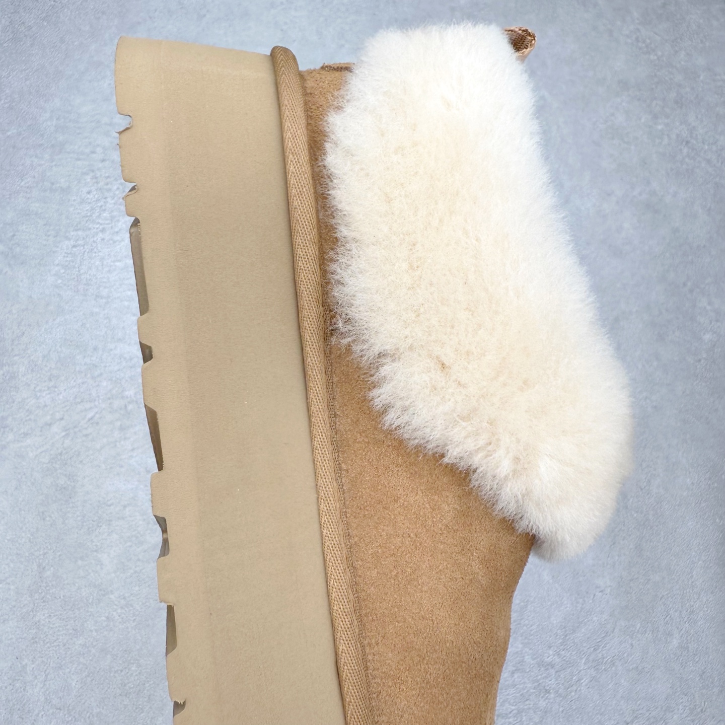 图片[6]-UGG 1393 经典秋冬羊皮毛一体雪地靴 隆丰A级澳洲进口羊皮毛一体 完全遵循ZP工艺流程 代工厂原厂版师 秉承无原鞋不开发选择 注重每一处细节 市面最正版型 TREADLITE\\\”轻翼\\\”科技外底 轻便/耐用/柔韧/桩型【售后郑重承诺】一个月内若出现重大脱胶/断底等质量问题 直接为您换新 翻毛皮鞋面 细腻亲肤再生聚酯纤维滚边 舒适易打理 保暖性佳 UGG plush™ 里衬和内底 茸软亲肤 舒适暖足 经典鞋型搭配轻盈厚底 稳稳拿捏秋冬出街时髦造型 Treadlite by UGG 轻翼大底 轻盈缓震 为双足减负 舒适轻便 助你轻松畅玩整天 尺码：35 36 37 38 39 40-选品中心