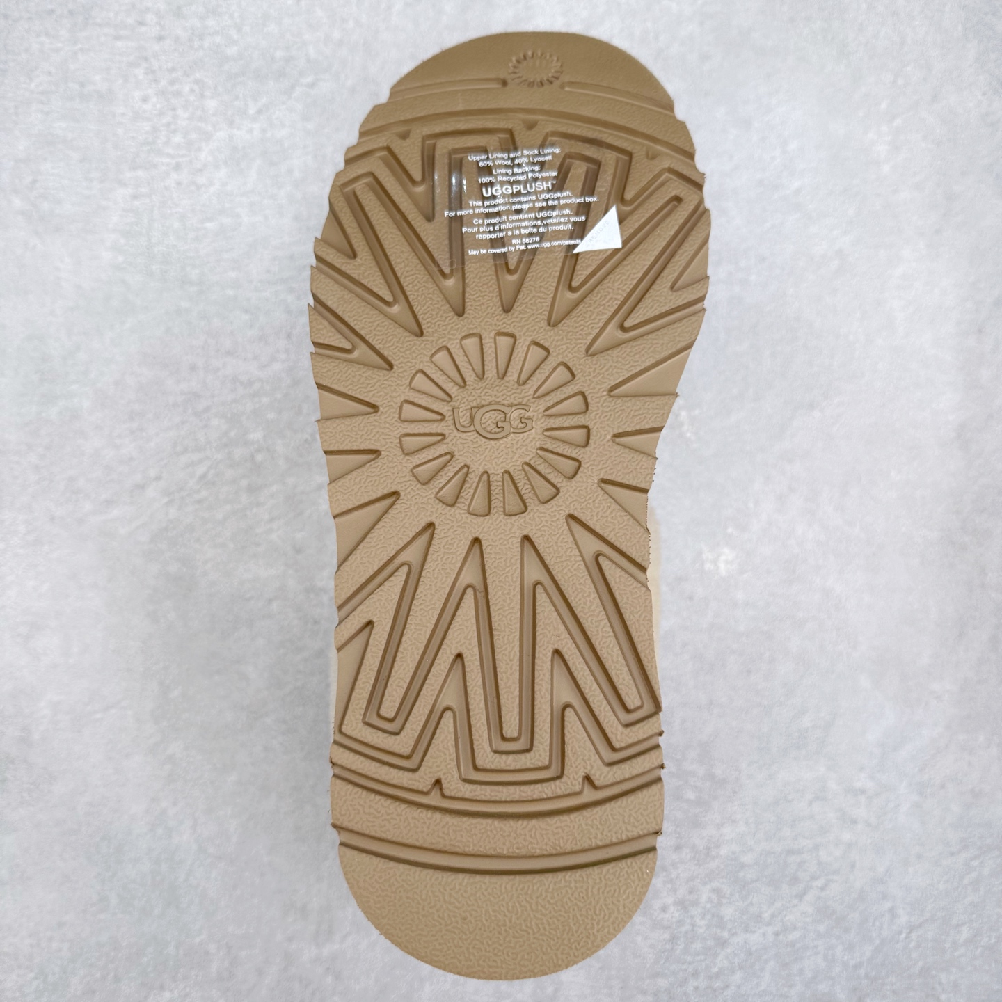 图片[9]-UGG 1393 经典秋冬羊皮毛一体雪地靴 隆丰A级澳洲进口羊皮毛一体 完全遵循ZP工艺流程 代工厂原厂版师 秉承无原鞋不开发选择 注重每一处细节 市面最正版型 TREADLITE\\\”轻翼\\\”科技外底 轻便/耐用/柔韧/桩型【售后郑重承诺】一个月内若出现重大脱胶/断底等质量问题 直接为您换新 翻毛皮鞋面 细腻亲肤再生聚酯纤维滚边 舒适易打理 保暖性佳 UGG plush™ 里衬和内底 茸软亲肤 舒适暖足 经典鞋型搭配轻盈厚底 稳稳拿捏秋冬出街时髦造型 Treadlite by UGG 轻翼大底 轻盈缓震 为双足减负 舒适轻便 助你轻松畅玩整天 尺码：35 36 37 38 39 40-选品中心