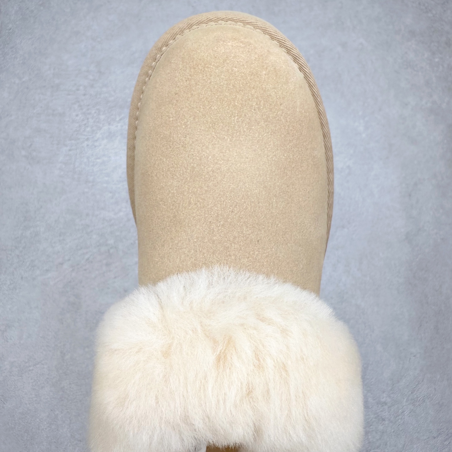 图片[4]-UGG 1393 经典秋冬羊皮毛一体雪地靴 隆丰A级澳洲进口羊皮毛一体 完全遵循ZP工艺流程 代工厂原厂版师 秉承无原鞋不开发选择 注重每一处细节 市面最正版型 TREADLITE\\\”轻翼\\\”科技外底 轻便/耐用/柔韧/桩型【售后郑重承诺】一个月内若出现重大脱胶/断底等质量问题 直接为您换新 翻毛皮鞋面 细腻亲肤再生聚酯纤维滚边 舒适易打理 保暖性佳 UGG plush™ 里衬和内底 茸软亲肤 舒适暖足 经典鞋型搭配轻盈厚底 稳稳拿捏秋冬出街时髦造型 Treadlite by UGG 轻翼大底 轻盈缓震 为双足减负 舒适轻便 助你轻松畅玩整天 尺码：35 36 37 38 39 40-选品中心