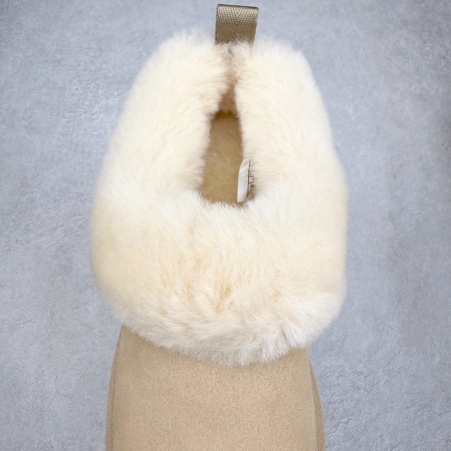 图片[5]-UGG 1393 经典秋冬羊皮毛一体雪地靴 隆丰A级澳洲进口羊皮毛一体 完全遵循ZP工艺流程 代工厂原厂版师 秉承无原鞋不开发选择 注重每一处细节 市面最正版型 TREADLITE\\\”轻翼\\\”科技外底 轻便/耐用/柔韧/桩型【售后郑重承诺】一个月内若出现重大脱胶/断底等质量问题 直接为您换新 翻毛皮鞋面 细腻亲肤再生聚酯纤维滚边 舒适易打理 保暖性佳 UGG plush™ 里衬和内底 茸软亲肤 舒适暖足 经典鞋型搭配轻盈厚底 稳稳拿捏秋冬出街时髦造型 Treadlite by UGG 轻翼大底 轻盈缓震 为双足减负 舒适轻便 助你轻松畅玩整天 尺码：35 36 37 38 39 40-选品中心