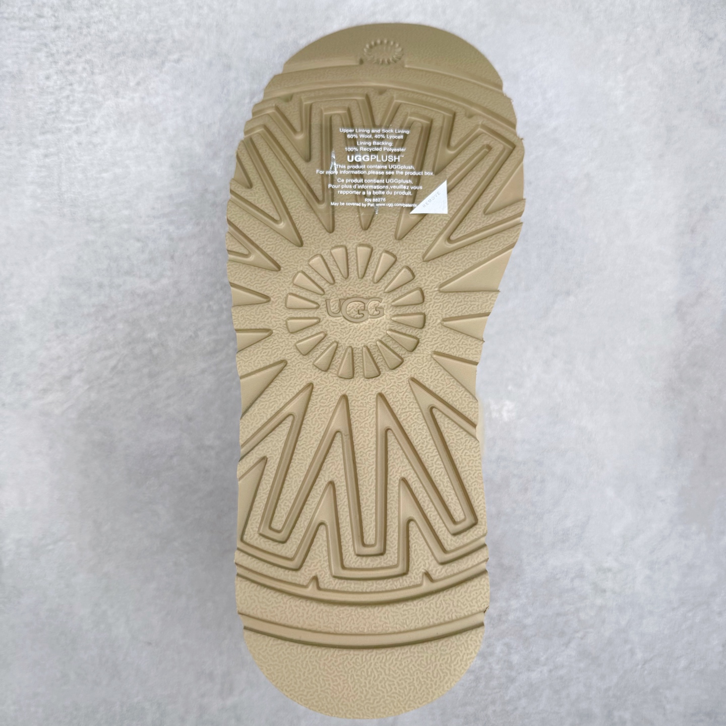 图片[9]-UGG 1393 经典秋冬羊皮毛一体雪地靴 隆丰A级澳洲进口羊皮毛一体 完全遵循ZP工艺流程 代工厂原厂版师 秉承无原鞋不开发选择 注重每一处细节 市面最正版型 TREADLITE\\\”轻翼\\\”科技外底 轻便/耐用/柔韧/桩型【售后郑重承诺】一个月内若出现重大脱胶/断底等质量问题 直接为您换新 翻毛皮鞋面 细腻亲肤再生聚酯纤维滚边 舒适易打理 保暖性佳 UGG plush™ 里衬和内底 茸软亲肤 舒适暖足 经典鞋型搭配轻盈厚底 稳稳拿捏秋冬出街时髦造型 Treadlite by UGG 轻翼大底 轻盈缓震 为双足减负 舒适轻便 助你轻松畅玩整天 尺码：35 36 37 38 39 40-选品中心