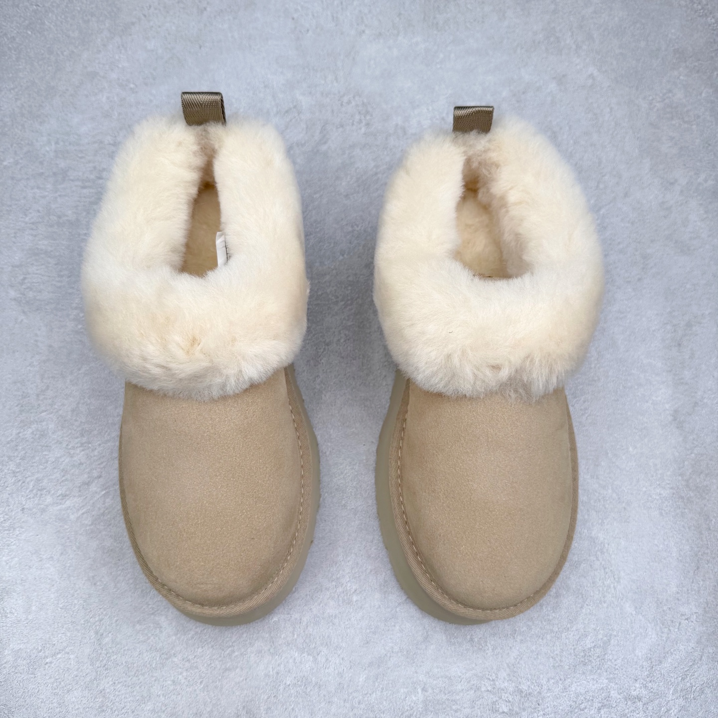 图片[2]-UGG 1393 经典秋冬羊皮毛一体雪地靴 隆丰A级澳洲进口羊皮毛一体 完全遵循ZP工艺流程 代工厂原厂版师 秉承无原鞋不开发选择 注重每一处细节 市面最正版型 TREADLITE\\\”轻翼\\\”科技外底 轻便/耐用/柔韧/桩型【售后郑重承诺】一个月内若出现重大脱胶/断底等质量问题 直接为您换新 翻毛皮鞋面 细腻亲肤再生聚酯纤维滚边 舒适易打理 保暖性佳 UGG plush™ 里衬和内底 茸软亲肤 舒适暖足 经典鞋型搭配轻盈厚底 稳稳拿捏秋冬出街时髦造型 Treadlite by UGG 轻翼大底 轻盈缓震 为双足减负 舒适轻便 助你轻松畅玩整天 尺码：35 36 37 38 39 40-选品中心