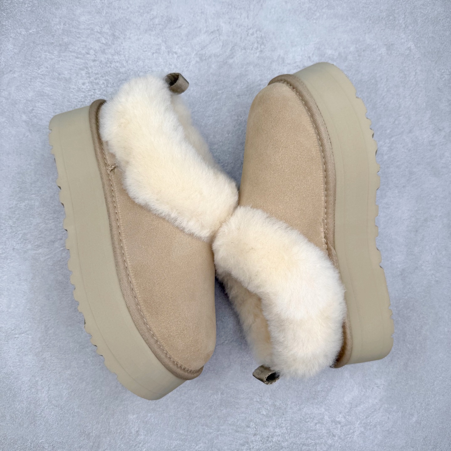 图片[3]-UGG 1393 经典秋冬羊皮毛一体雪地靴 隆丰A级澳洲进口羊皮毛一体 完全遵循ZP工艺流程 代工厂原厂版师 秉承无原鞋不开发选择 注重每一处细节 市面最正版型 TREADLITE\\\”轻翼\\\”科技外底 轻便/耐用/柔韧/桩型【售后郑重承诺】一个月内若出现重大脱胶/断底等质量问题 直接为您换新 翻毛皮鞋面 细腻亲肤再生聚酯纤维滚边 舒适易打理 保暖性佳 UGG plush™ 里衬和内底 茸软亲肤 舒适暖足 经典鞋型搭配轻盈厚底 稳稳拿捏秋冬出街时髦造型 Treadlite by UGG 轻翼大底 轻盈缓震 为双足减负 舒适轻便 助你轻松畅玩整天 尺码：35 36 37 38 39 40-选品中心