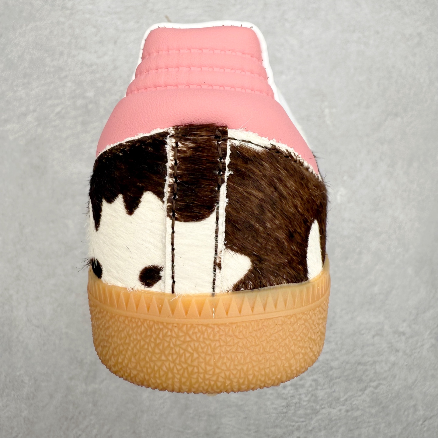 图片[8]-AD Original Samba OG 复古经典轻便板鞋 KK2239 口碑大厂出品 品控大底版型不断改良更新 全套原纸板楦头开发 确保原汁原味 完美呈现桑巴版型 一比一鞋头弧度高度鞋身弧度 此版本只针对中端市场 皮料材质有所更替 其他数据细节工艺流程均保持一致 绝不口嗨 细节品控鞋型随意对比 正确烫金高频细节 原装纳米超迁皮料 独家私模橡胶大底 原盒原配 这款桑巴鞋展示了高质量的工艺 带有装饰的超锁缝制和无缝的手感 柔软、柔软的皮革造型和标志性的3条纹完成了精致的外观 正规合身鞋带 鞋面上有绒面鞋垫 橡胶鞋底 享受正畸套筒软感 自50年代首次亮相以来就一直在赢得粉丝的青睐 尺码：35.5 36 36.5 37.5 38 38.5 39 40 40.5 41 42 42.5 43 44 44.5 45-选品中心