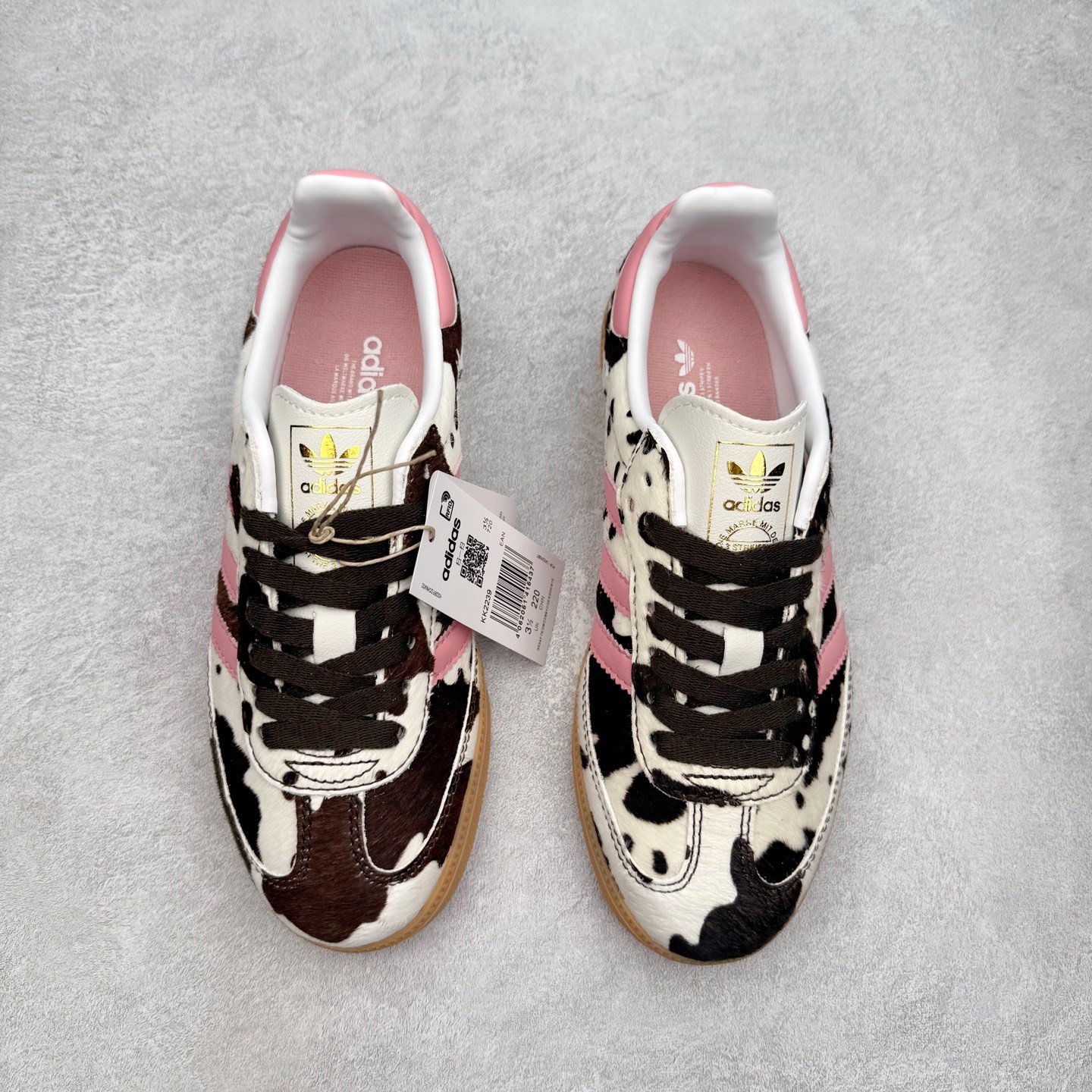 图片[2]-AD Original Samba OG 复古经典轻便板鞋 KK2239 口碑大厂出品 品控大底版型不断改良更新 全套原纸板楦头开发 确保原汁原味 完美呈现桑巴版型 一比一鞋头弧度高度鞋身弧度 此版本只针对中端市场 皮料材质有所更替 其他数据细节工艺流程均保持一致 绝不口嗨 细节品控鞋型随意对比 正确烫金高频细节 原装纳米超迁皮料 独家私模橡胶大底 原盒原配 这款桑巴鞋展示了高质量的工艺 带有装饰的超锁缝制和无缝的手感 柔软、柔软的皮革造型和标志性的3条纹完成了精致的外观 正规合身鞋带 鞋面上有绒面鞋垫 橡胶鞋底 享受正畸套筒软感 自50年代首次亮相以来就一直在赢得粉丝的青睐 尺码：35.5 36 36.5 37.5 38 38.5 39 40 40.5 41 42 42.5 43 44 44.5 45-选品中心