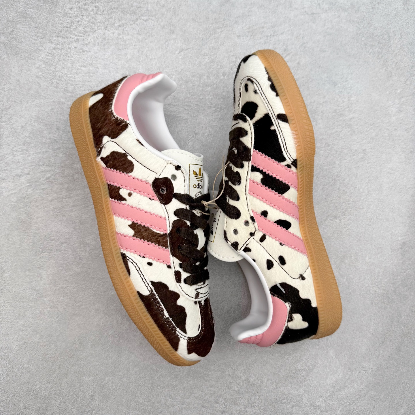 图片[3]-AD Original Samba OG 复古经典轻便板鞋 KK2239 口碑大厂出品 品控大底版型不断改良更新 全套原纸板楦头开发 确保原汁原味 完美呈现桑巴版型 一比一鞋头弧度高度鞋身弧度 此版本只针对中端市场 皮料材质有所更替 其他数据细节工艺流程均保持一致 绝不口嗨 细节品控鞋型随意对比 正确烫金高频细节 原装纳米超迁皮料 独家私模橡胶大底 原盒原配 这款桑巴鞋展示了高质量的工艺 带有装饰的超锁缝制和无缝的手感 柔软、柔软的皮革造型和标志性的3条纹完成了精致的外观 正规合身鞋带 鞋面上有绒面鞋垫 橡胶鞋底 享受正畸套筒软感 自50年代首次亮相以来就一直在赢得粉丝的青睐 尺码：35.5 36 36.5 37.5 38 38.5 39 40 40.5 41 42 42.5 43 44 44.5 45-选品中心