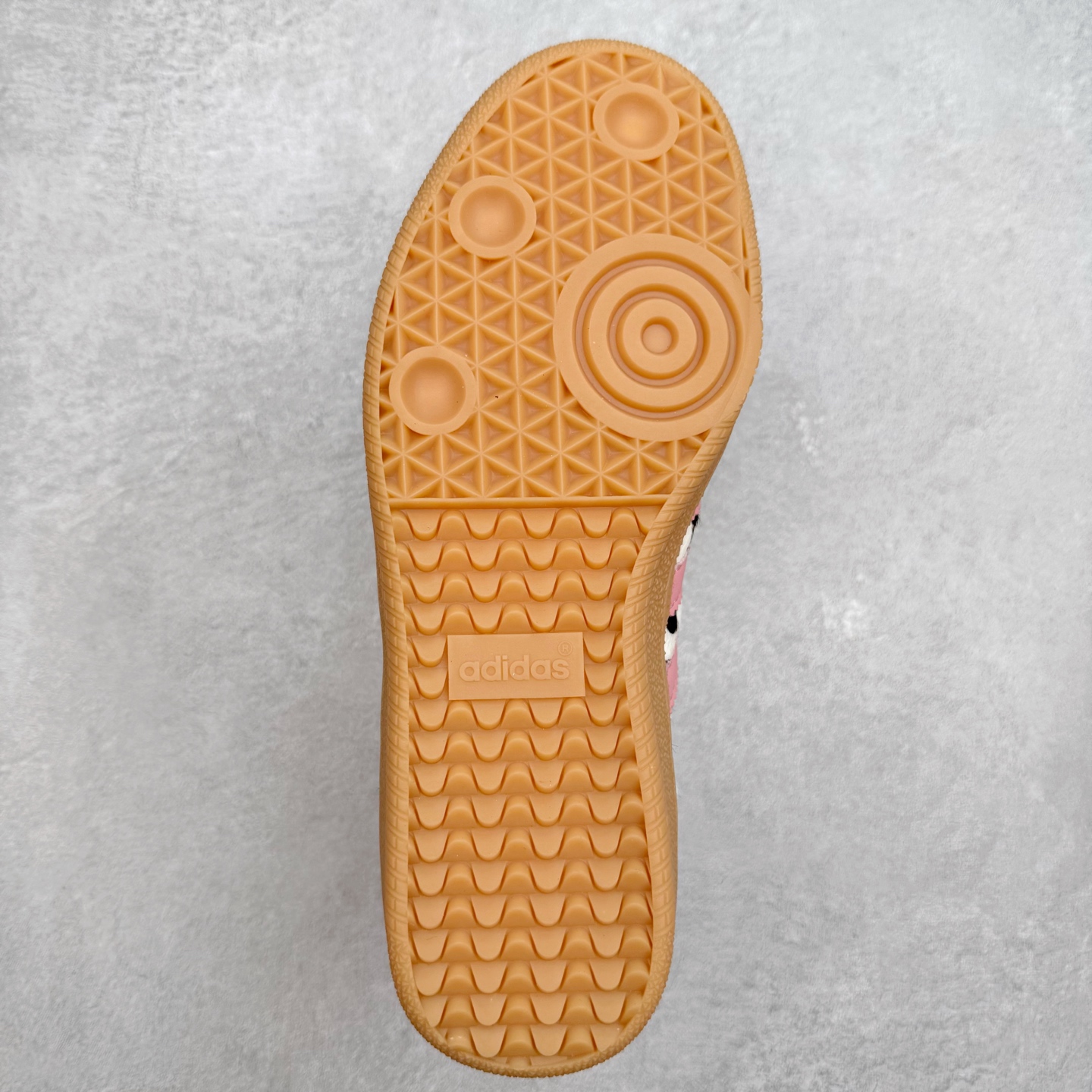 图片[9]-AD Original Samba OG 复古经典轻便板鞋 KK2239 口碑大厂出品 品控大底版型不断改良更新 全套原纸板楦头开发 确保原汁原味 完美呈现桑巴版型 一比一鞋头弧度高度鞋身弧度 此版本只针对中端市场 皮料材质有所更替 其他数据细节工艺流程均保持一致 绝不口嗨 细节品控鞋型随意对比 正确烫金高频细节 原装纳米超迁皮料 独家私模橡胶大底 原盒原配 这款桑巴鞋展示了高质量的工艺 带有装饰的超锁缝制和无缝的手感 柔软、柔软的皮革造型和标志性的3条纹完成了精致的外观 正规合身鞋带 鞋面上有绒面鞋垫 橡胶鞋底 享受正畸套筒软感 自50年代首次亮相以来就一直在赢得粉丝的青睐 尺码：35.5 36 36.5 37.5 38 38.5 39 40 40.5 41 42 42.5 43 44 44.5 45-选品中心