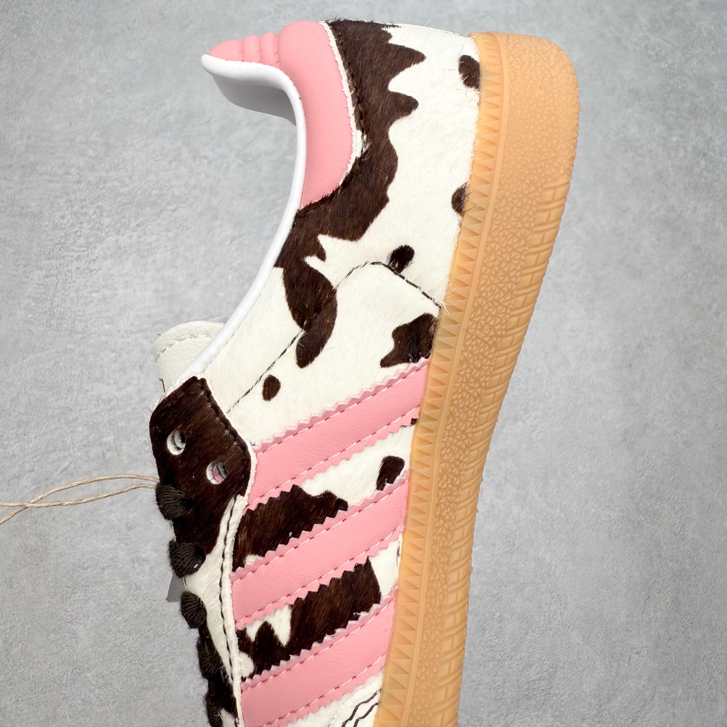 图片[7]-AD Original Samba OG 复古经典轻便板鞋 KK2239 口碑大厂出品 品控大底版型不断改良更新 全套原纸板楦头开发 确保原汁原味 完美呈现桑巴版型 一比一鞋头弧度高度鞋身弧度 此版本只针对中端市场 皮料材质有所更替 其他数据细节工艺流程均保持一致 绝不口嗨 细节品控鞋型随意对比 正确烫金高频细节 原装纳米超迁皮料 独家私模橡胶大底 原盒原配 这款桑巴鞋展示了高质量的工艺 带有装饰的超锁缝制和无缝的手感 柔软、柔软的皮革造型和标志性的3条纹完成了精致的外观 正规合身鞋带 鞋面上有绒面鞋垫 橡胶鞋底 享受正畸套筒软感 自50年代首次亮相以来就一直在赢得粉丝的青睐 尺码：35.5 36 36.5 37.5 38 38.5 39 40 40.5 41 42 42.5 43 44 44.5 45-选品中心