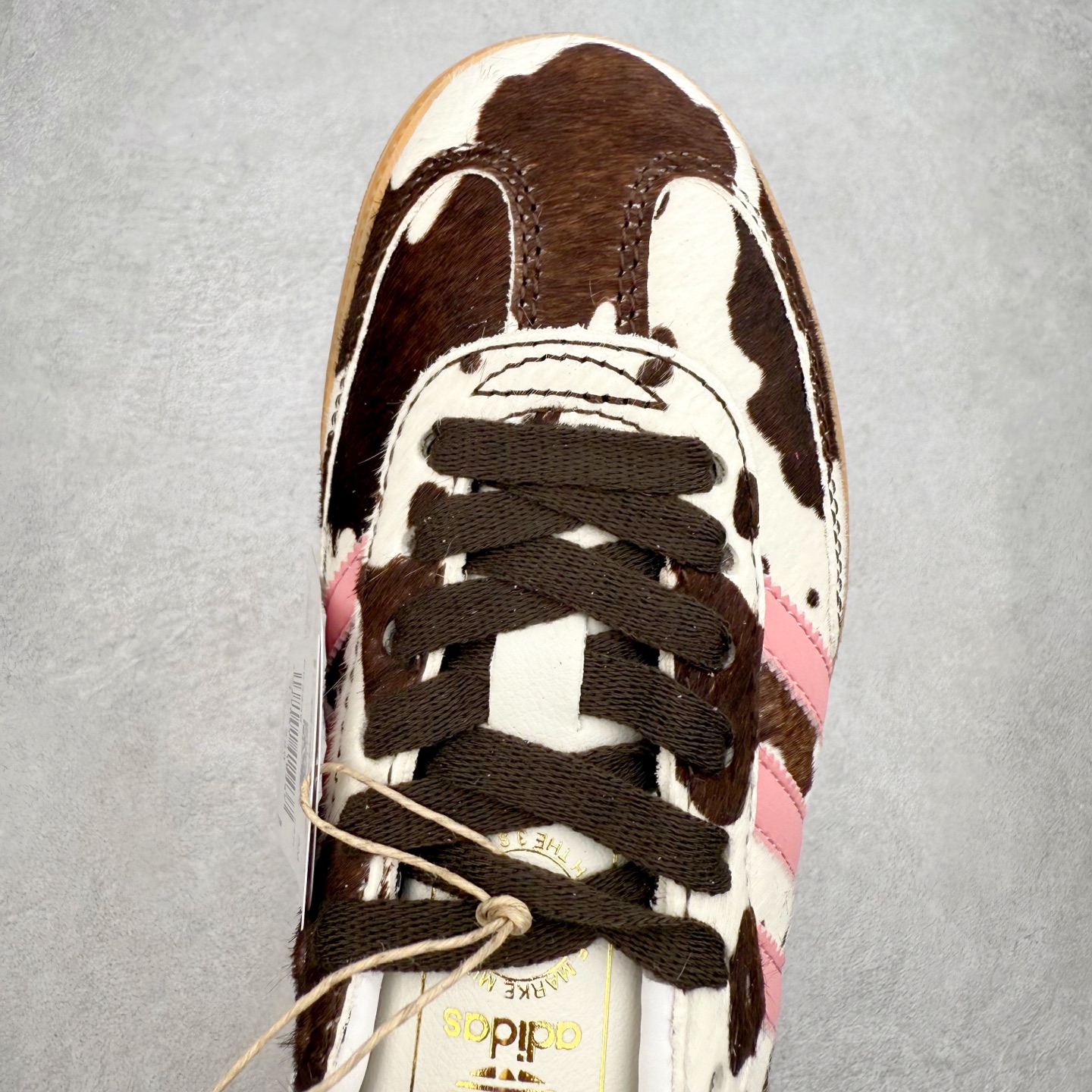 图片[4]-AD Original Samba OG 复古经典轻便板鞋 KK2239 口碑大厂出品 品控大底版型不断改良更新 全套原纸板楦头开发 确保原汁原味 完美呈现桑巴版型 一比一鞋头弧度高度鞋身弧度 此版本只针对中端市场 皮料材质有所更替 其他数据细节工艺流程均保持一致 绝不口嗨 细节品控鞋型随意对比 正确烫金高频细节 原装纳米超迁皮料 独家私模橡胶大底 原盒原配 这款桑巴鞋展示了高质量的工艺 带有装饰的超锁缝制和无缝的手感 柔软、柔软的皮革造型和标志性的3条纹完成了精致的外观 正规合身鞋带 鞋面上有绒面鞋垫 橡胶鞋底 享受正畸套筒软感 自50年代首次亮相以来就一直在赢得粉丝的青睐 尺码：35.5 36 36.5 37.5 38 38.5 39 40 40.5 41 42 42.5 43 44 44.5 45-选品中心