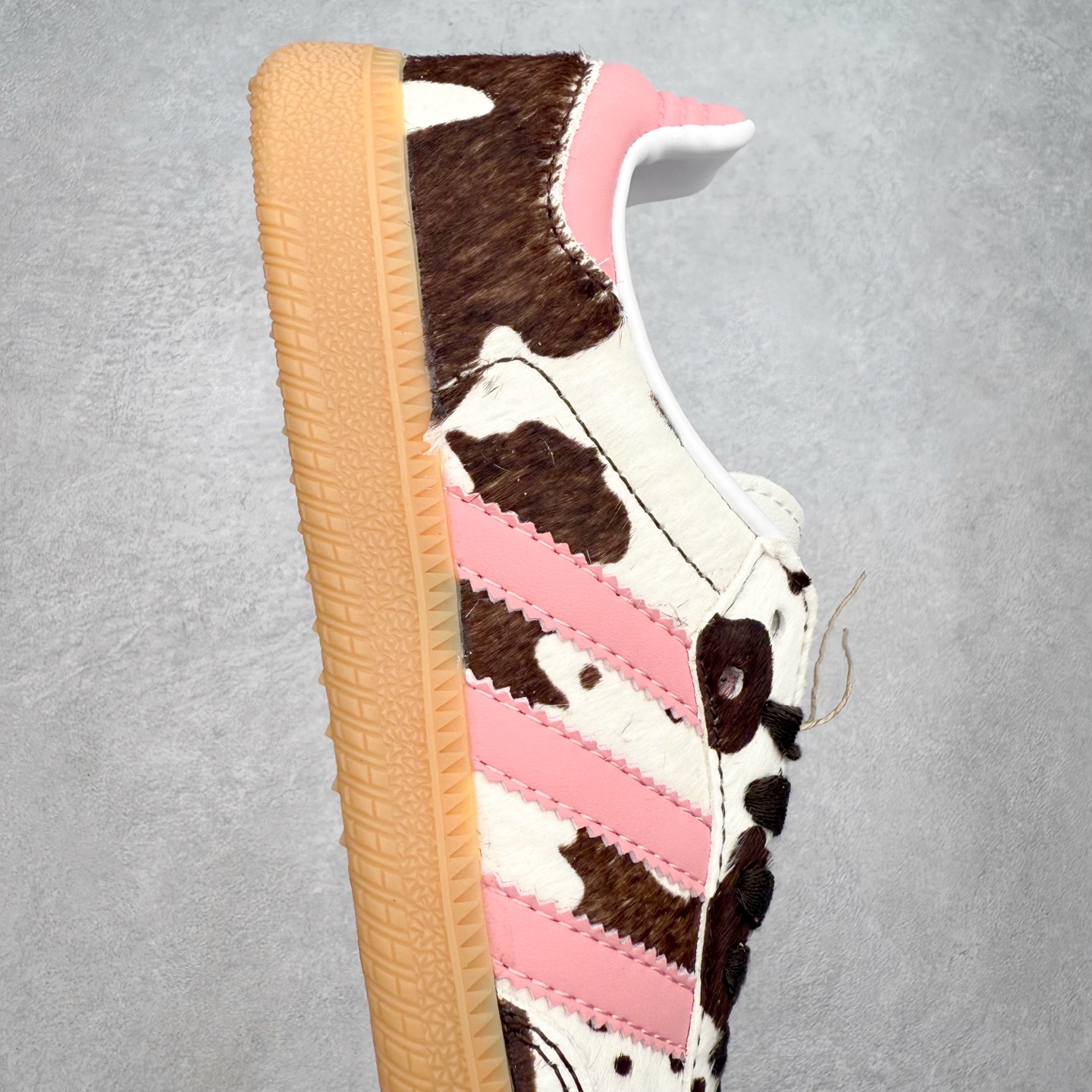 图片[6]-AD Original Samba OG 复古经典轻便板鞋 KK2239 口碑大厂出品 品控大底版型不断改良更新 全套原纸板楦头开发 确保原汁原味 完美呈现桑巴版型 一比一鞋头弧度高度鞋身弧度 此版本只针对中端市场 皮料材质有所更替 其他数据细节工艺流程均保持一致 绝不口嗨 细节品控鞋型随意对比 正确烫金高频细节 原装纳米超迁皮料 独家私模橡胶大底 原盒原配 这款桑巴鞋展示了高质量的工艺 带有装饰的超锁缝制和无缝的手感 柔软、柔软的皮革造型和标志性的3条纹完成了精致的外观 正规合身鞋带 鞋面上有绒面鞋垫 橡胶鞋底 享受正畸套筒软感 自50年代首次亮相以来就一直在赢得粉丝的青睐 尺码：35.5 36 36.5 37.5 38 38.5 39 40 40.5 41 42 42.5 43 44 44.5 45-选品中心