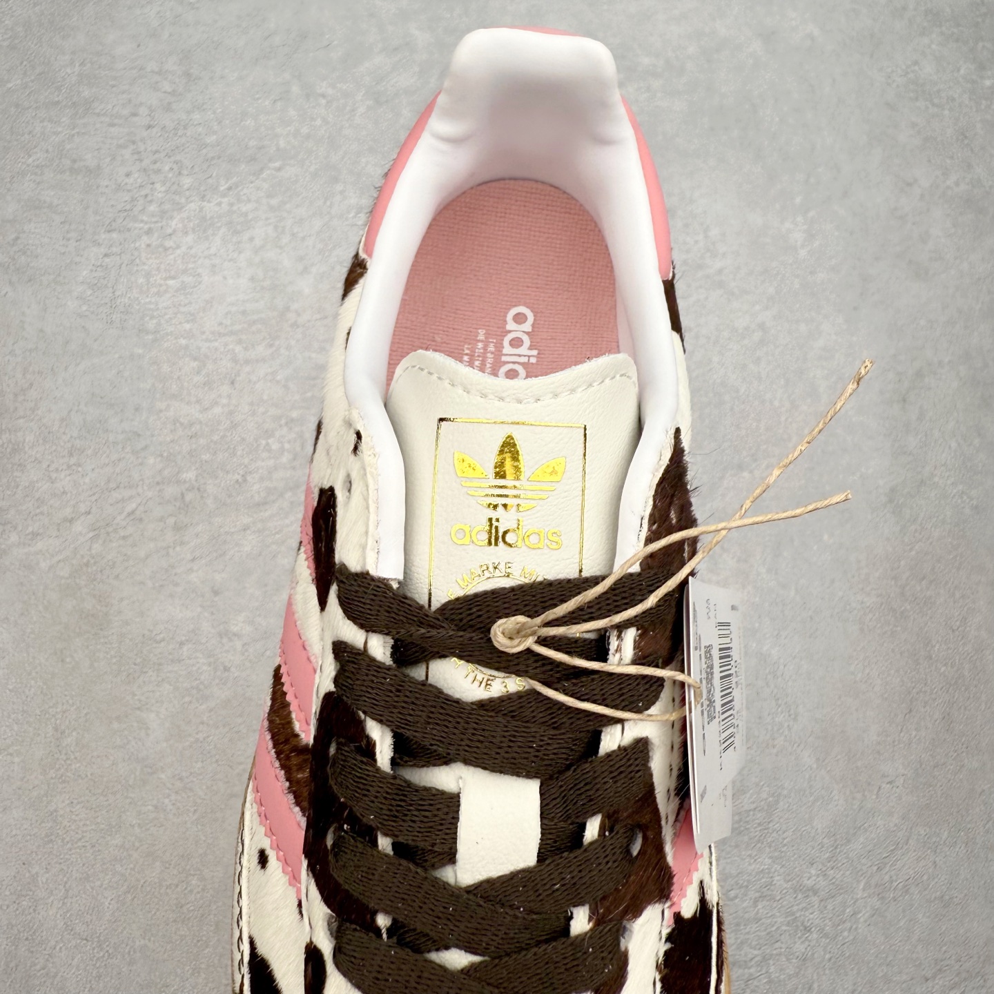 图片[5]-AD Original Samba OG 复古经典轻便板鞋 KK2239 口碑大厂出品 品控大底版型不断改良更新 全套原纸板楦头开发 确保原汁原味 完美呈现桑巴版型 一比一鞋头弧度高度鞋身弧度 此版本只针对中端市场 皮料材质有所更替 其他数据细节工艺流程均保持一致 绝不口嗨 细节品控鞋型随意对比 正确烫金高频细节 原装纳米超迁皮料 独家私模橡胶大底 原盒原配 这款桑巴鞋展示了高质量的工艺 带有装饰的超锁缝制和无缝的手感 柔软、柔软的皮革造型和标志性的3条纹完成了精致的外观 正规合身鞋带 鞋面上有绒面鞋垫 橡胶鞋底 享受正畸套筒软感 自50年代首次亮相以来就一直在赢得粉丝的青睐 尺码：35.5 36 36.5 37.5 38 38.5 39 40 40.5 41 42 42.5 43 44 44.5 45-选品中心