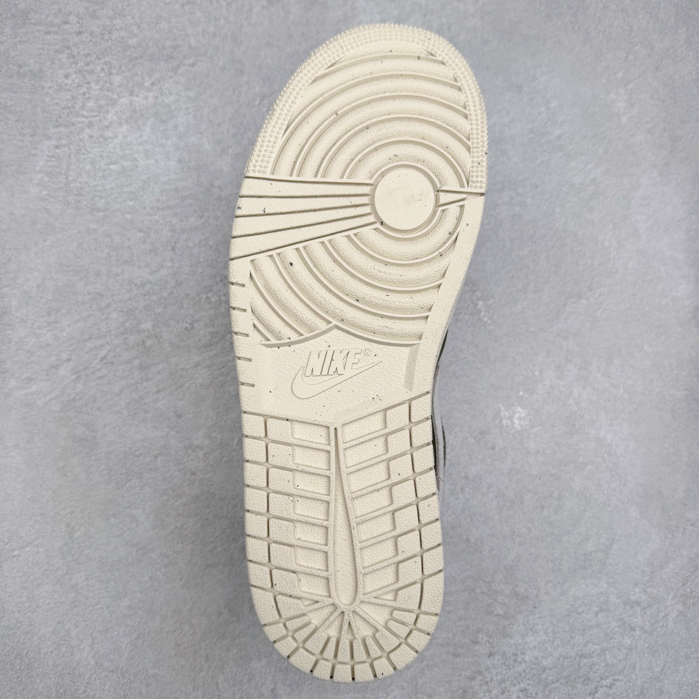 图片[9]-＃DT纯原 Air Jordan AJ1 Low 低帮 HV4089-201 终端优势供应 市面中低帮最具代表性版本没有之一 口碑大厂出品 品控大底版型不断改良更新 全套原纸板楦头开发 确保原汁原味 完美呈现版型 完美零毛边处理 原厂内置全掌气垫 价格定位良心 平台专用代工流水线出品 一眼公司既视感 拿到手的一瞬间就与众不同 碾压市面所有版本 全部原鞋开发 每一个配色都会采购原鞋确认细节 打破市面看图做货无好货之说 尺码：35.5 36 36.5 37.5 38 38.5 39 40 40.5 41 42 42.5 43 44 44.5 45 46-选品中心