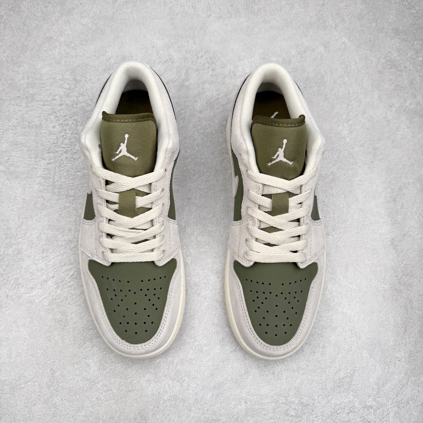 图片[2]-＃DT纯原 Air Jordan AJ1 Low 低帮 HV4089-201 终端优势供应 市面中低帮最具代表性版本没有之一 口碑大厂出品 品控大底版型不断改良更新 全套原纸板楦头开发 确保原汁原味 完美呈现版型 完美零毛边处理 原厂内置全掌气垫 价格定位良心 平台专用代工流水线出品 一眼公司既视感 拿到手的一瞬间就与众不同 碾压市面所有版本 全部原鞋开发 每一个配色都会采购原鞋确认细节 打破市面看图做货无好货之说 尺码：35.5 36 36.5 37.5 38 38.5 39 40 40.5 41 42 42.5 43 44 44.5 45 46-选品中心