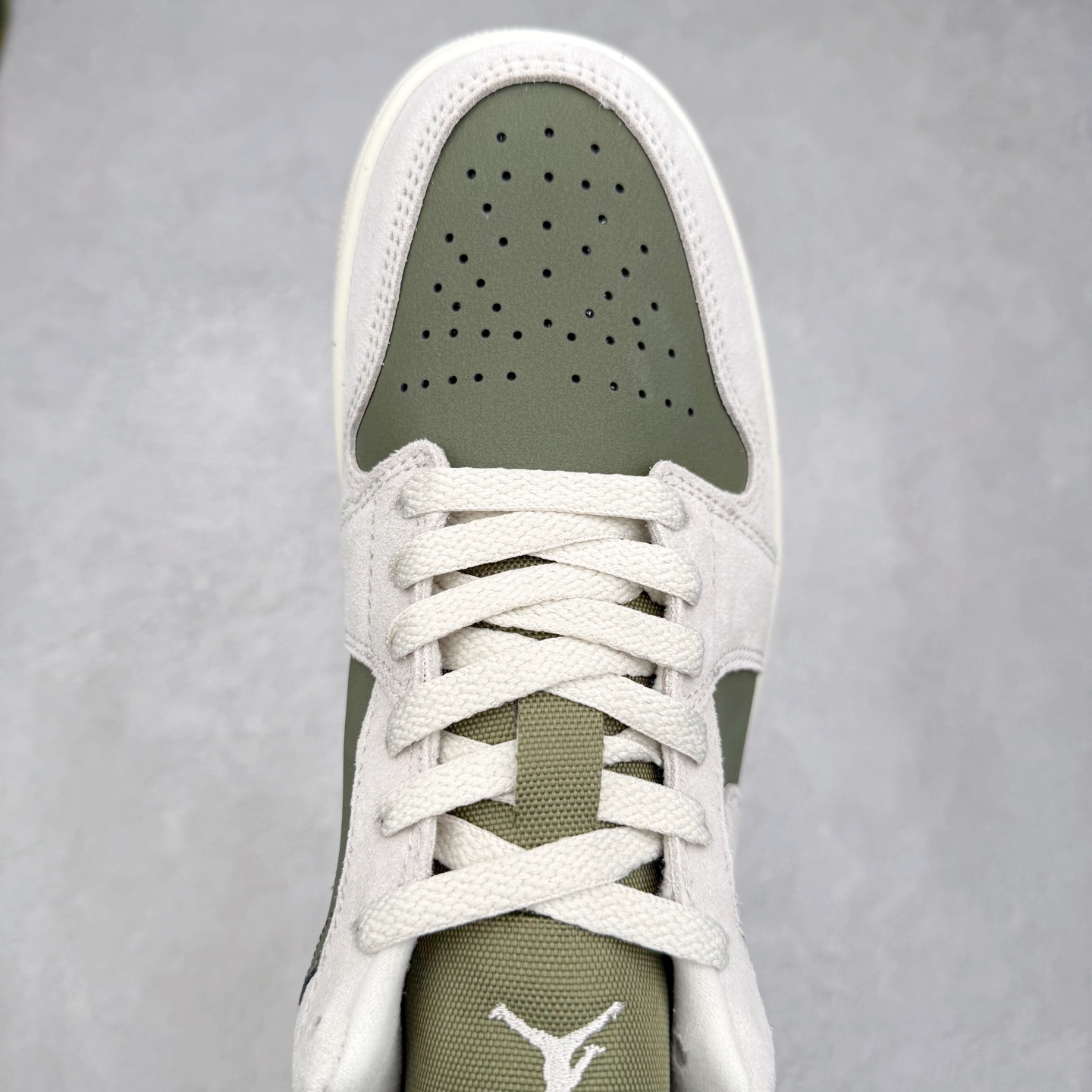 图片[4]-＃DT纯原 Air Jordan AJ1 Low 低帮 HV4089-201 终端优势供应 市面中低帮最具代表性版本没有之一 口碑大厂出品 品控大底版型不断改良更新 全套原纸板楦头开发 确保原汁原味 完美呈现版型 完美零毛边处理 原厂内置全掌气垫 价格定位良心 平台专用代工流水线出品 一眼公司既视感 拿到手的一瞬间就与众不同 碾压市面所有版本 全部原鞋开发 每一个配色都会采购原鞋确认细节 打破市面看图做货无好货之说 尺码：35.5 36 36.5 37.5 38 38.5 39 40 40.5 41 42 42.5 43 44 44.5 45 46-选品中心