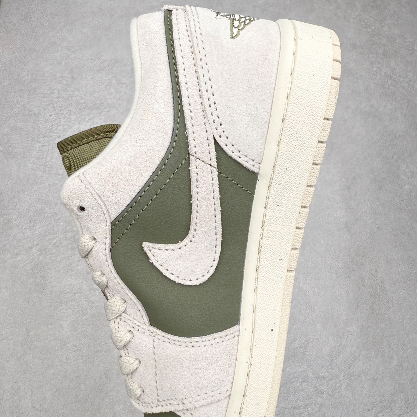 图片[7]-＃DT纯原 Air Jordan AJ1 Low 低帮 HV4089-201 终端优势供应 市面中低帮最具代表性版本没有之一 口碑大厂出品 品控大底版型不断改良更新 全套原纸板楦头开发 确保原汁原味 完美呈现版型 完美零毛边处理 原厂内置全掌气垫 价格定位良心 平台专用代工流水线出品 一眼公司既视感 拿到手的一瞬间就与众不同 碾压市面所有版本 全部原鞋开发 每一个配色都会采购原鞋确认细节 打破市面看图做货无好货之说 尺码：35.5 36 36.5 37.5 38 38.5 39 40 40.5 41 42 42.5 43 44 44.5 45 46-选品中心