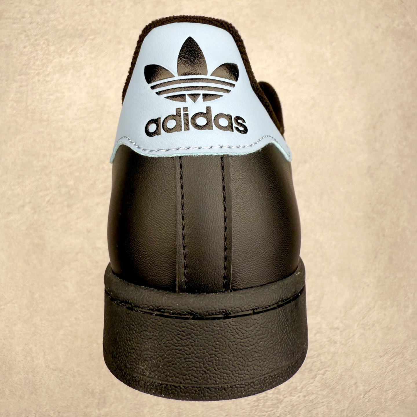 图片[8]-AD Originals Superstar 经典复古贝壳头板鞋 JS1338 诞生于1969年 是第一双将全皮面鞋 身与橡胶鞋头结合在一起的低帮篮球鞋 Superstar最开始 是作为高帮篮球鞋Pro Model的低帮版本而出现的 但因为其独特和醒目的橡胶鞋头造型而让大家熟知 被大家形象地称为\\\”shelltoe\\\”贝壳头 在70年代的美国职业篮球场上 接近3/4的NBA球员都将这双Superstar作为场上用鞋 80年代之后 经过不断的改良和发展 Superstar逐渐成为横跨时装、音乐、街头文化、休闲和运动等各大领域的时尚潮鞋 尺码：36 36.5 37 38 38.5 39 40 40.5 41 42 42.5 43 44 44.5 45-选品中心