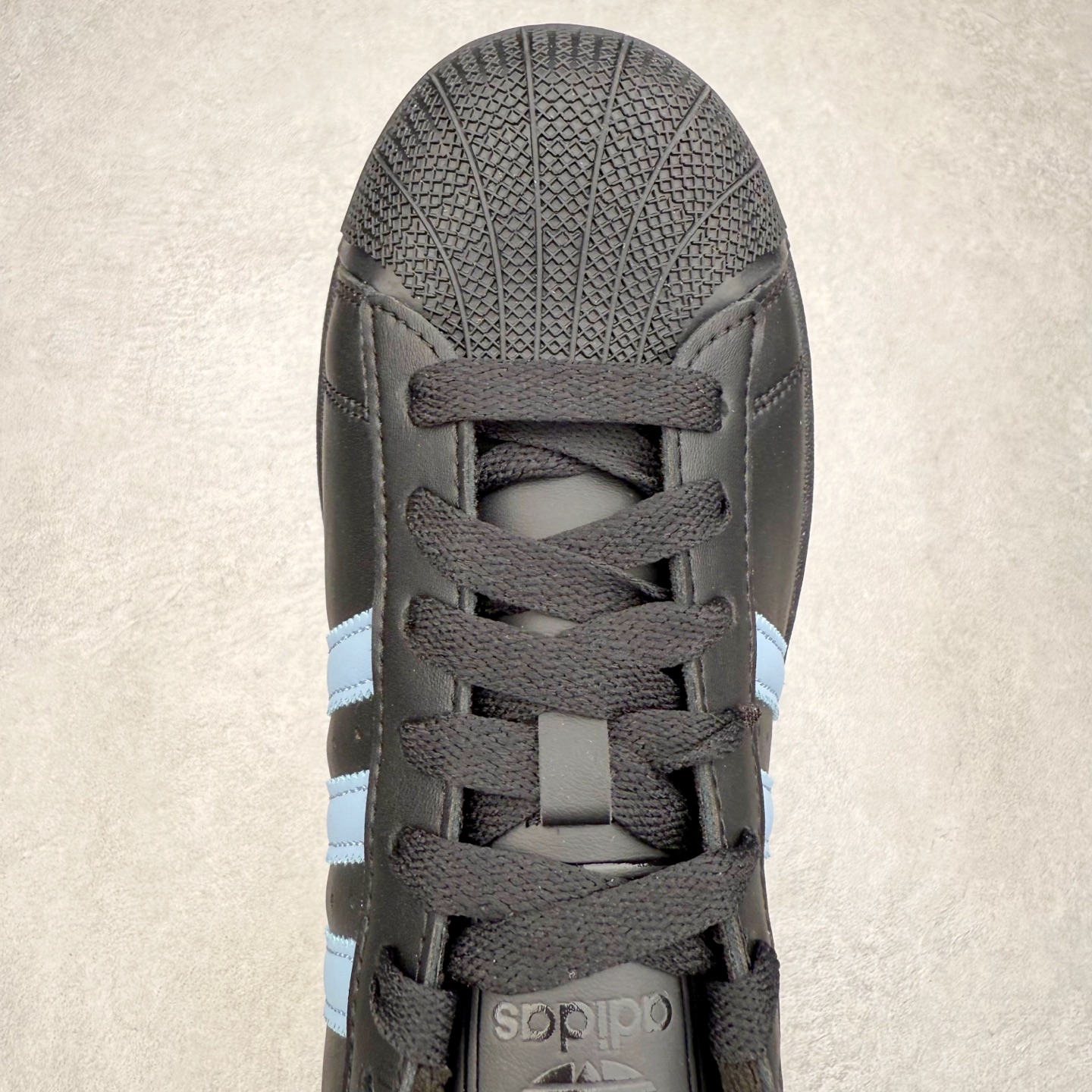 图片[4]-AD Originals Superstar 经典复古贝壳头板鞋 JS1338 诞生于1969年 是第一双将全皮面鞋 身与橡胶鞋头结合在一起的低帮篮球鞋 Superstar最开始 是作为高帮篮球鞋Pro Model的低帮版本而出现的 但因为其独特和醒目的橡胶鞋头造型而让大家熟知 被大家形象地称为\\\”shelltoe\\\”贝壳头 在70年代的美国职业篮球场上 接近3/4的NBA球员都将这双Superstar作为场上用鞋 80年代之后 经过不断的改良和发展 Superstar逐渐成为横跨时装、音乐、街头文化、休闲和运动等各大领域的时尚潮鞋 尺码：36 36.5 37 38 38.5 39 40 40.5 41 42 42.5 43 44 44.5 45-选品中心