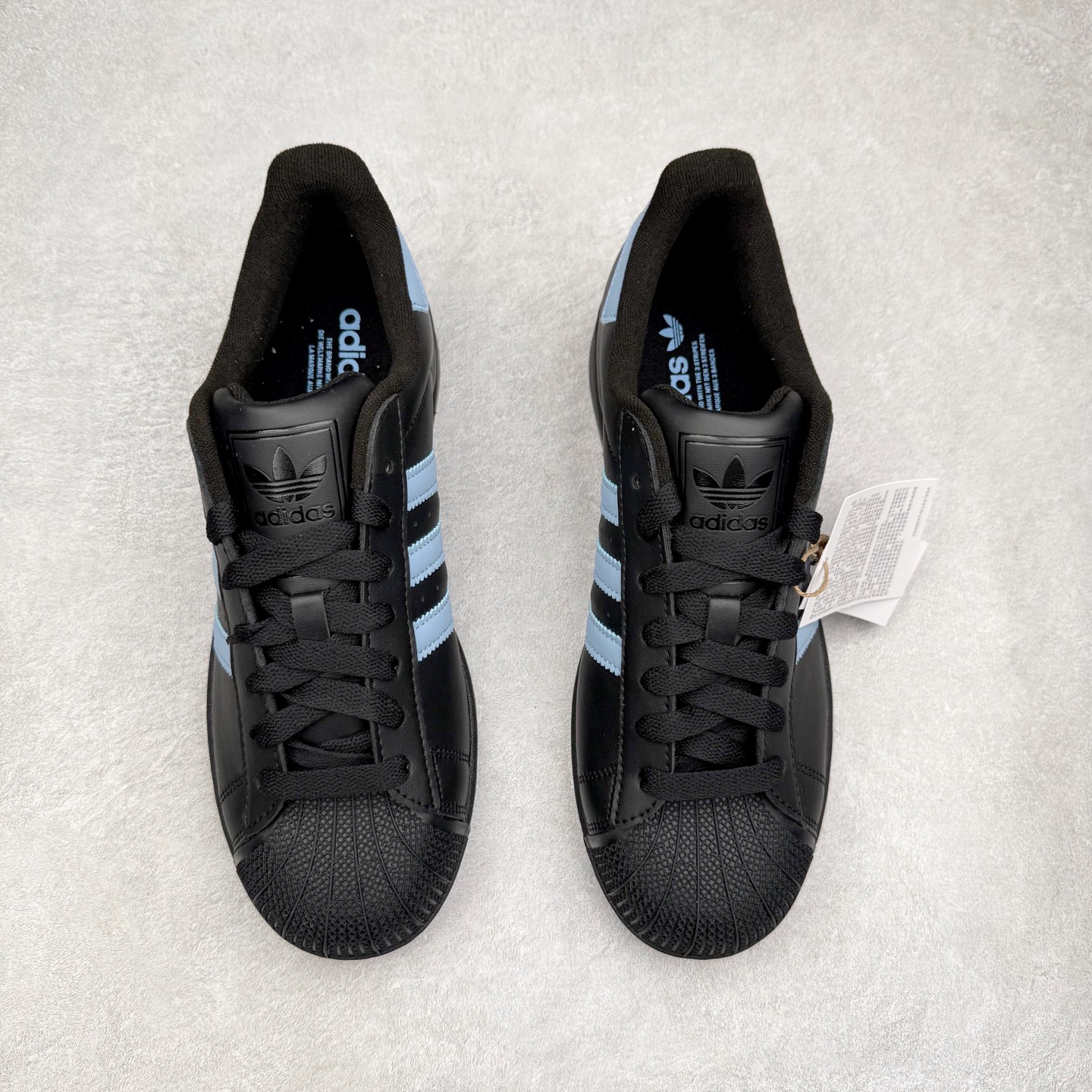 图片[2]-AD Originals Superstar 经典复古贝壳头板鞋 JS1338 诞生于1969年 是第一双将全皮面鞋 身与橡胶鞋头结合在一起的低帮篮球鞋 Superstar最开始 是作为高帮篮球鞋Pro Model的低帮版本而出现的 但因为其独特和醒目的橡胶鞋头造型而让大家熟知 被大家形象地称为\\\”shelltoe\\\”贝壳头 在70年代的美国职业篮球场上 接近3/4的NBA球员都将这双Superstar作为场上用鞋 80年代之后 经过不断的改良和发展 Superstar逐渐成为横跨时装、音乐、街头文化、休闲和运动等各大领域的时尚潮鞋 尺码：36 36.5 37 38 38.5 39 40 40.5 41 42 42.5 43 44 44.5 45-选品中心