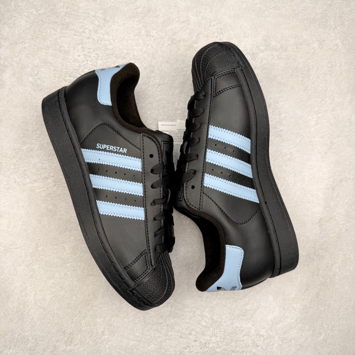 图片[3]-AD Originals Superstar 经典复古贝壳头板鞋 JS1338 诞生于1969年 是第一双将全皮面鞋 身与橡胶鞋头结合在一起的低帮篮球鞋 Superstar最开始 是作为高帮篮球鞋Pro Model的低帮版本而出现的 但因为其独特和醒目的橡胶鞋头造型而让大家熟知 被大家形象地称为\\\”shelltoe\\\”贝壳头 在70年代的美国职业篮球场上 接近3/4的NBA球员都将这双Superstar作为场上用鞋 80年代之后 经过不断的改良和发展 Superstar逐渐成为横跨时装、音乐、街头文化、休闲和运动等各大领域的时尚潮鞋 尺码：36 36.5 37 38 38.5 39 40 40.5 41 42 42.5 43 44 44.5 45-选品中心