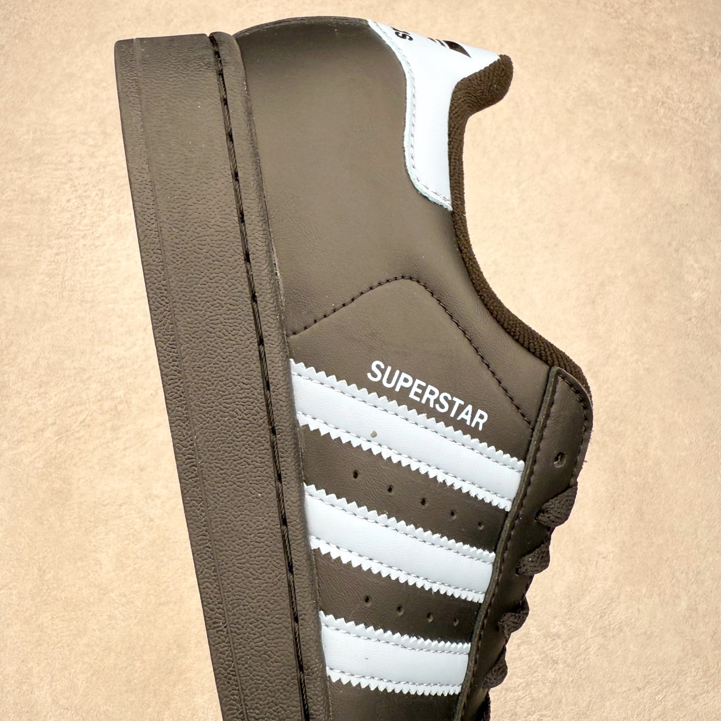 图片[6]-AD Originals Superstar 经典复古贝壳头板鞋 JS1338 诞生于1969年 是第一双将全皮面鞋 身与橡胶鞋头结合在一起的低帮篮球鞋 Superstar最开始 是作为高帮篮球鞋Pro Model的低帮版本而出现的 但因为其独特和醒目的橡胶鞋头造型而让大家熟知 被大家形象地称为\\\”shelltoe\\\”贝壳头 在70年代的美国职业篮球场上 接近3/4的NBA球员都将这双Superstar作为场上用鞋 80年代之后 经过不断的改良和发展 Superstar逐渐成为横跨时装、音乐、街头文化、休闲和运动等各大领域的时尚潮鞋 尺码：36 36.5 37 38 38.5 39 40 40.5 41 42 42.5 43 44 44.5 45-选品中心