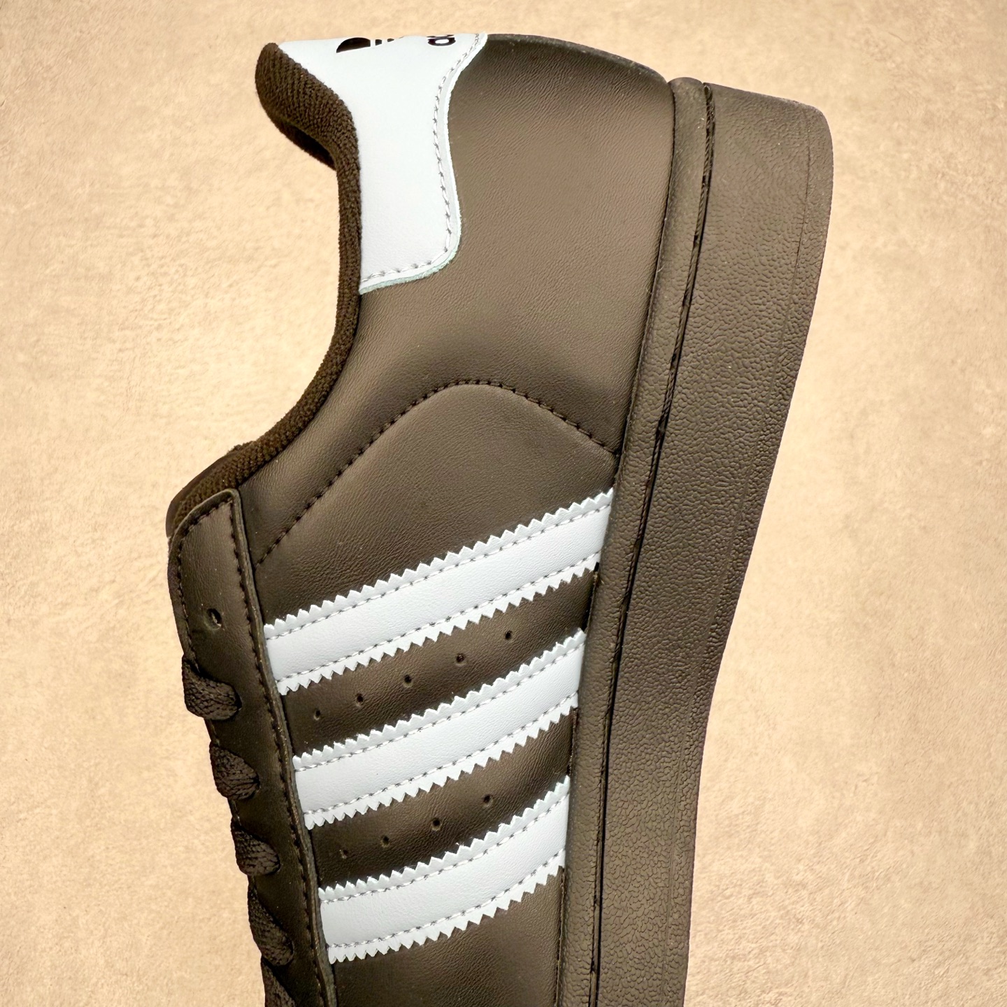 图片[7]-AD Originals Superstar 经典复古贝壳头板鞋 JS1338 诞生于1969年 是第一双将全皮面鞋 身与橡胶鞋头结合在一起的低帮篮球鞋 Superstar最开始 是作为高帮篮球鞋Pro Model的低帮版本而出现的 但因为其独特和醒目的橡胶鞋头造型而让大家熟知 被大家形象地称为\\\”shelltoe\\\”贝壳头 在70年代的美国职业篮球场上 接近3/4的NBA球员都将这双Superstar作为场上用鞋 80年代之后 经过不断的改良和发展 Superstar逐渐成为横跨时装、音乐、街头文化、休闲和运动等各大领域的时尚潮鞋 尺码：36 36.5 37 38 38.5 39 40 40.5 41 42 42.5 43 44 44.5 45-选品中心