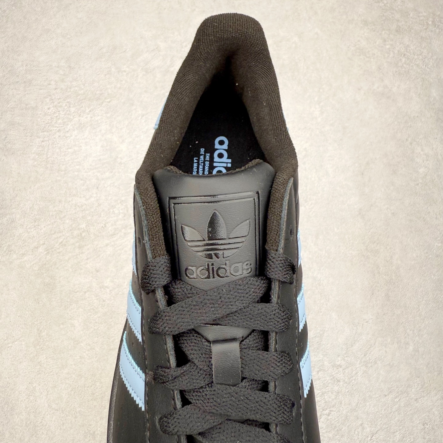 图片[5]-AD Originals Superstar 经典复古贝壳头板鞋 JS1338 诞生于1969年 是第一双将全皮面鞋 身与橡胶鞋头结合在一起的低帮篮球鞋 Superstar最开始 是作为高帮篮球鞋Pro Model的低帮版本而出现的 但因为其独特和醒目的橡胶鞋头造型而让大家熟知 被大家形象地称为\\\”shelltoe\\\”贝壳头 在70年代的美国职业篮球场上 接近3/4的NBA球员都将这双Superstar作为场上用鞋 80年代之后 经过不断的改良和发展 Superstar逐渐成为横跨时装、音乐、街头文化、休闲和运动等各大领域的时尚潮鞋 尺码：36 36.5 37 38 38.5 39 40 40.5 41 42 42.5 43 44 44.5 45-选品中心