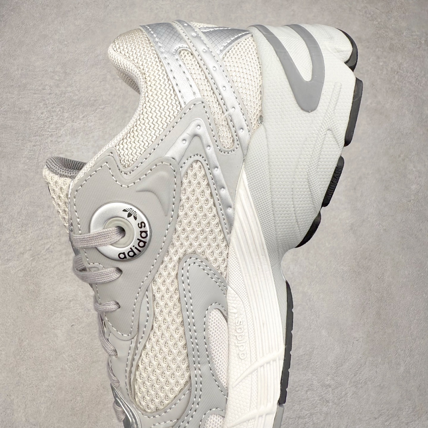 图片[7]-AD Original Astir 耐磨复古运动休闲鞋 GZ3569 鞋款灵感来自2000年代的跑步款式 鞋面和超大号孔眼进行更新复古色系搭配经典蓝白色 金色线条贯穿鞋身 增强鞋整体的流线感拼接设计 整体更显得有层次感，更有老爹鞋的味道网面透气设计 夏日出门也不会感到闷脚既舒适又透气带点稍微厚底的中底特殊材料 上脚偏软非常显高显瘦 休闲运动都可以搭配 尺码：35.5 36 36.5 37.5 38 38.5 39 40 40.5 41 42 42.5 43 44 44.5 45-选品中心