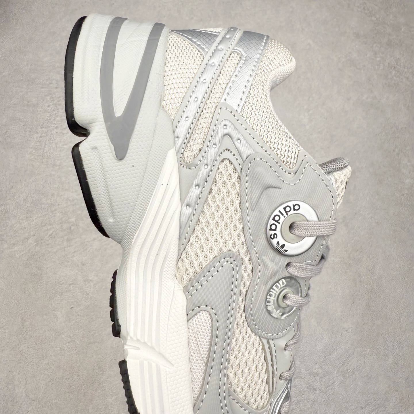 图片[6]-AD Original Astir 耐磨复古运动休闲鞋 GZ3569 鞋款灵感来自2000年代的跑步款式 鞋面和超大号孔眼进行更新复古色系搭配经典蓝白色 金色线条贯穿鞋身 增强鞋整体的流线感拼接设计 整体更显得有层次感，更有老爹鞋的味道网面透气设计 夏日出门也不会感到闷脚既舒适又透气带点稍微厚底的中底特殊材料 上脚偏软非常显高显瘦 休闲运动都可以搭配 尺码：35.5 36 36.5 37.5 38 38.5 39 40 40.5 41 42 42.5 43 44 44.5 45-选品中心