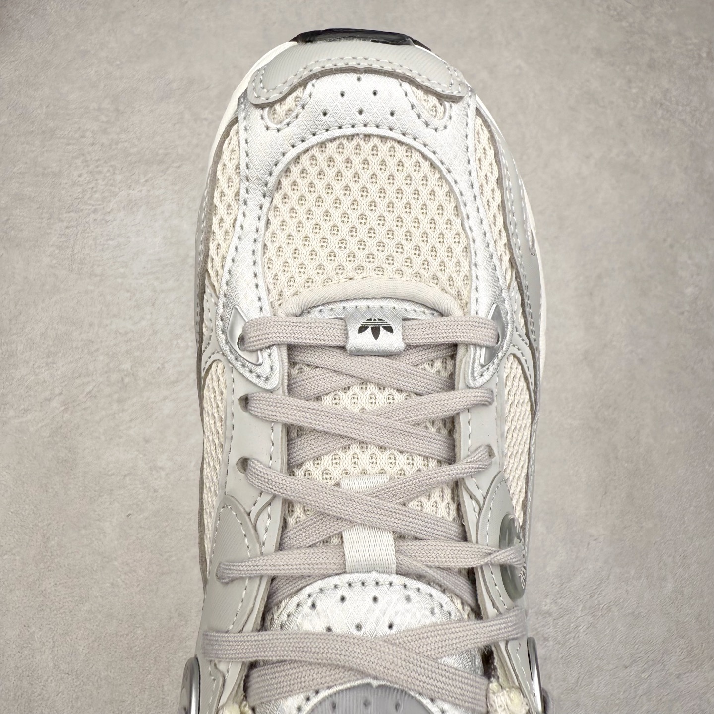 图片[4]-AD Original Astir 耐磨复古运动休闲鞋 GZ3569 鞋款灵感来自2000年代的跑步款式 鞋面和超大号孔眼进行更新复古色系搭配经典蓝白色 金色线条贯穿鞋身 增强鞋整体的流线感拼接设计 整体更显得有层次感，更有老爹鞋的味道网面透气设计 夏日出门也不会感到闷脚既舒适又透气带点稍微厚底的中底特殊材料 上脚偏软非常显高显瘦 休闲运动都可以搭配 尺码：35.5 36 36.5 37.5 38 38.5 39 40 40.5 41 42 42.5 43 44 44.5 45-选品中心