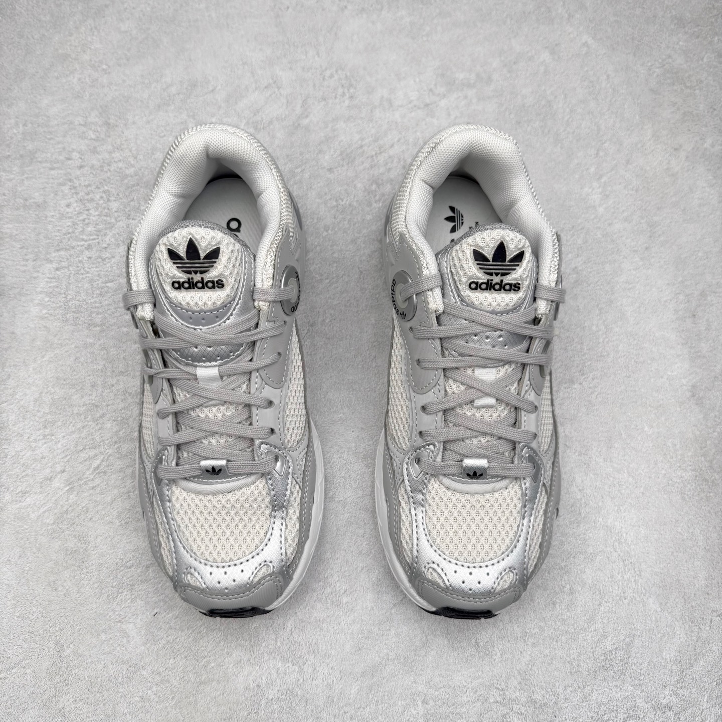 图片[2]-AD Original Astir 耐磨复古运动休闲鞋 GZ3569 鞋款灵感来自2000年代的跑步款式 鞋面和超大号孔眼进行更新复古色系搭配经典蓝白色 金色线条贯穿鞋身 增强鞋整体的流线感拼接设计 整体更显得有层次感，更有老爹鞋的味道网面透气设计 夏日出门也不会感到闷脚既舒适又透气带点稍微厚底的中底特殊材料 上脚偏软非常显高显瘦 休闲运动都可以搭配 尺码：35.5 36 36.5 37.5 38 38.5 39 40 40.5 41 42 42.5 43 44 44.5 45-选品中心