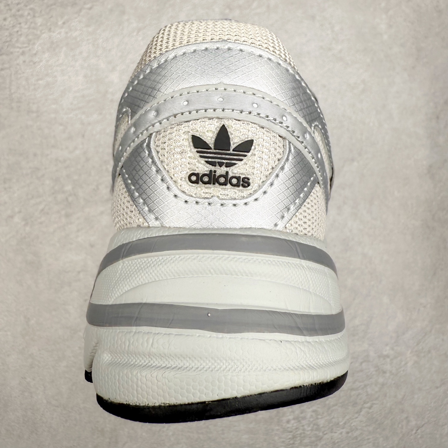 图片[8]-AD Original Astir 耐磨复古运动休闲鞋 GZ3569 鞋款灵感来自2000年代的跑步款式 鞋面和超大号孔眼进行更新复古色系搭配经典蓝白色 金色线条贯穿鞋身 增强鞋整体的流线感拼接设计 整体更显得有层次感，更有老爹鞋的味道网面透气设计 夏日出门也不会感到闷脚既舒适又透气带点稍微厚底的中底特殊材料 上脚偏软非常显高显瘦 休闲运动都可以搭配 尺码：35.5 36 36.5 37.5 38 38.5 39 40 40.5 41 42 42.5 43 44 44.5 45-选品中心