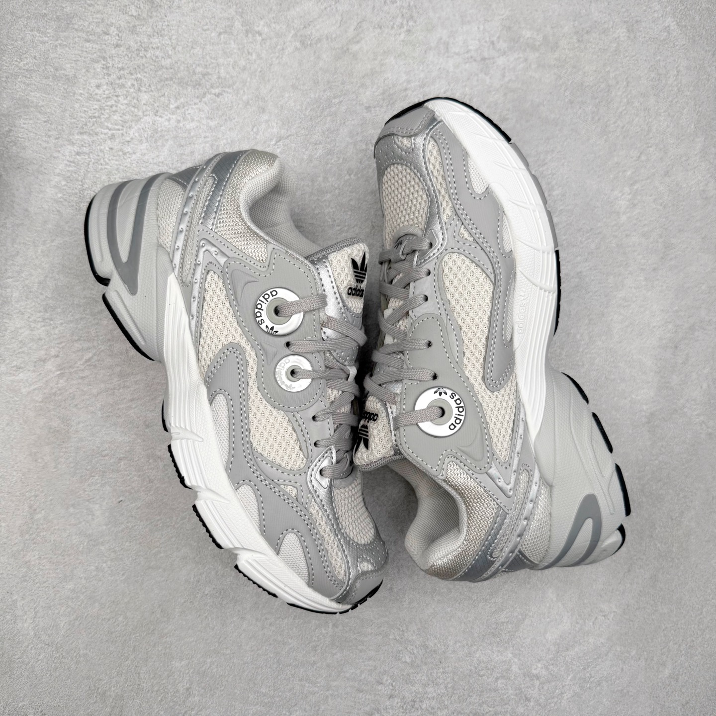 图片[3]-AD Original Astir 耐磨复古运动休闲鞋 GZ3569 鞋款灵感来自2000年代的跑步款式 鞋面和超大号孔眼进行更新复古色系搭配经典蓝白色 金色线条贯穿鞋身 增强鞋整体的流线感拼接设计 整体更显得有层次感，更有老爹鞋的味道网面透气设计 夏日出门也不会感到闷脚既舒适又透气带点稍微厚底的中底特殊材料 上脚偏软非常显高显瘦 休闲运动都可以搭配 尺码：35.5 36 36.5 37.5 38 38.5 39 40 40.5 41 42 42.5 43 44 44.5 45-选品中心