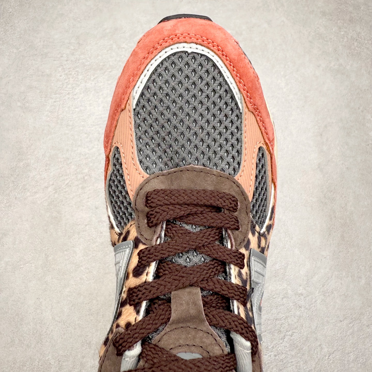 图片[4]-New Balance NB2010系列新百伦经典复古休闲运动板鞋 以ENCAP中底配以升级版 N-ERGY缓震物料 鞋面则采用特色的柔软麂皮搭以NewBalance经典的尼龙网布 低调中还原跑鞋本真 更年轻化的设计理念与材质 让新世代青年得以用全新视角体验经典鞋款的传奇魅力尺码：36 37 37.5 38 38.5 39.5 40 40.5 41.5 42 42.5 43 44 45-选品中心