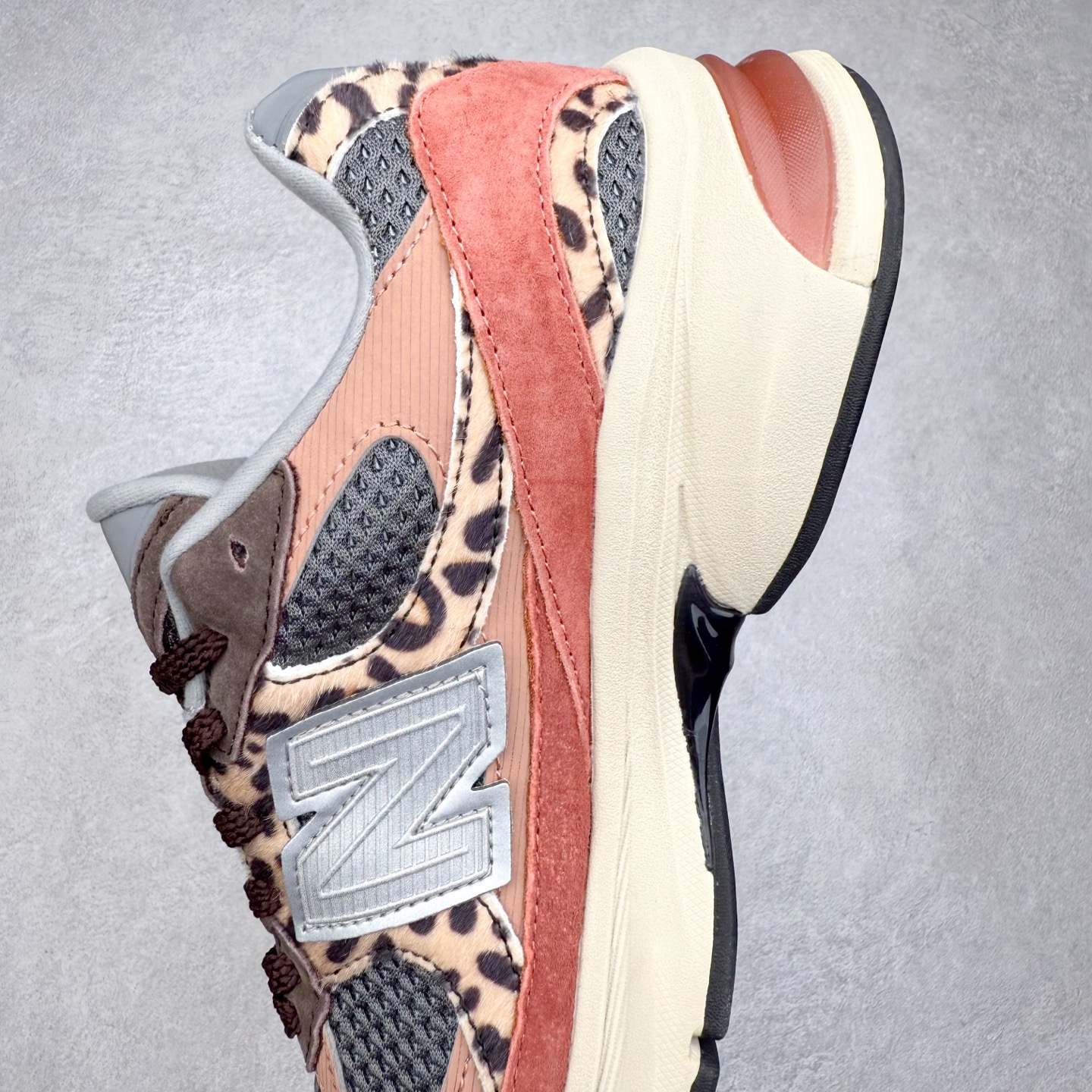 图片[7]-New Balance NB2010系列新百伦经典复古休闲运动板鞋 以ENCAP中底配以升级版 N-ERGY缓震物料 鞋面则采用特色的柔软麂皮搭以NewBalance经典的尼龙网布 低调中还原跑鞋本真 更年轻化的设计理念与材质 让新世代青年得以用全新视角体验经典鞋款的传奇魅力尺码：36 37 37.5 38 38.5 39.5 40 40.5 41.5 42 42.5 43 44 45-选品中心