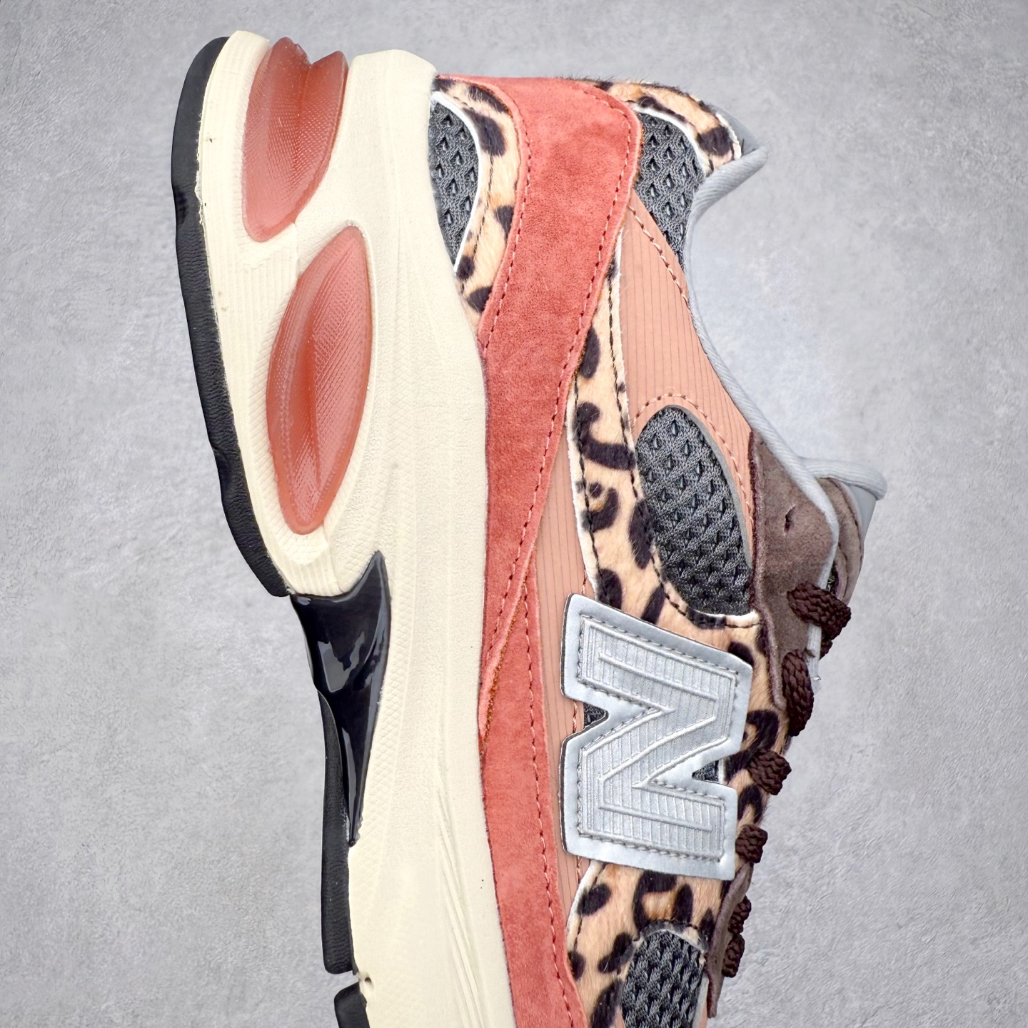 图片[6]-New Balance NB2010系列新百伦经典复古休闲运动板鞋 以ENCAP中底配以升级版 N-ERGY缓震物料 鞋面则采用特色的柔软麂皮搭以NewBalance经典的尼龙网布 低调中还原跑鞋本真 更年轻化的设计理念与材质 让新世代青年得以用全新视角体验经典鞋款的传奇魅力尺码：36 37 37.5 38 38.5 39.5 40 40.5 41.5 42 42.5 43 44 45-选品中心