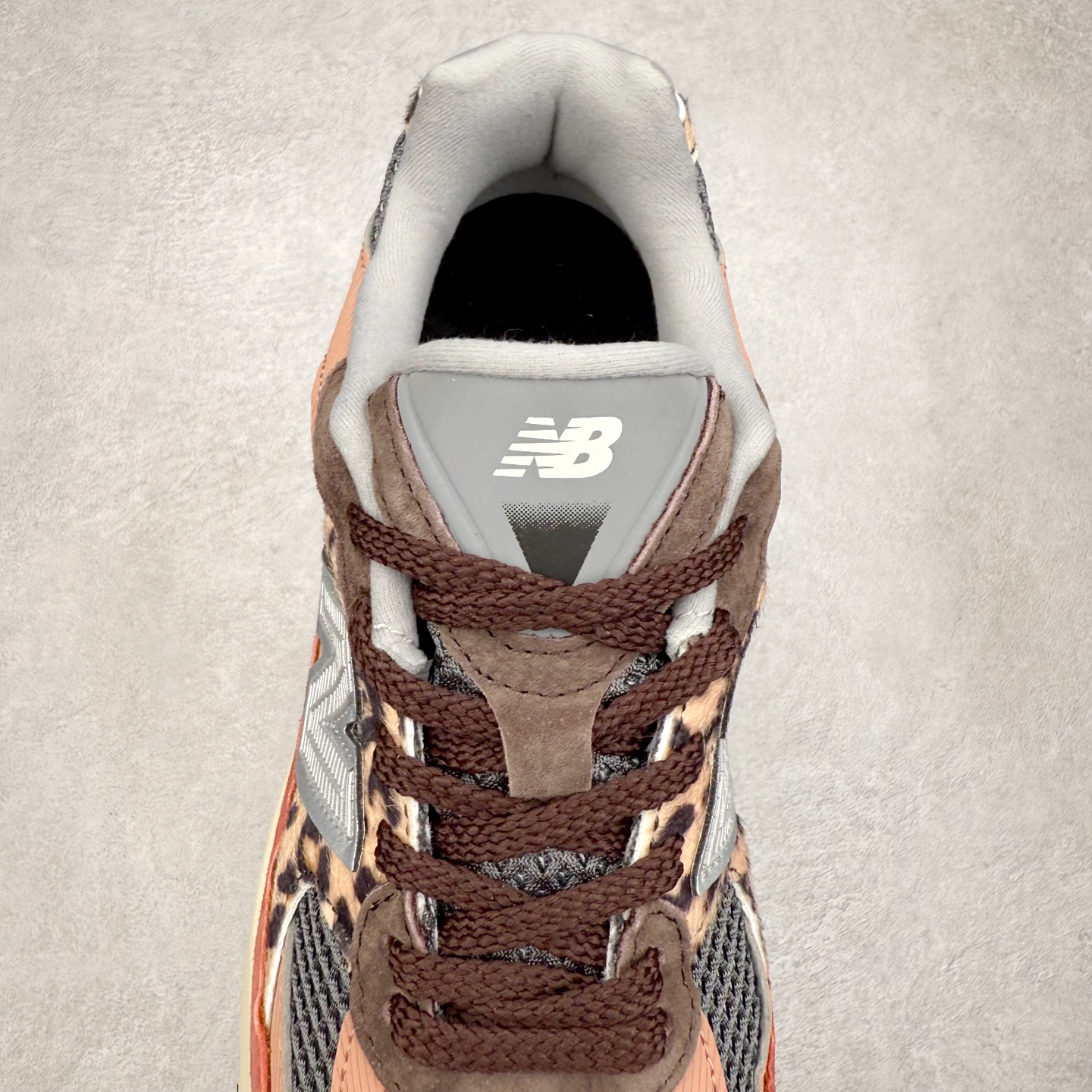 图片[5]-New Balance NB2010系列新百伦经典复古休闲运动板鞋 以ENCAP中底配以升级版 N-ERGY缓震物料 鞋面则采用特色的柔软麂皮搭以NewBalance经典的尼龙网布 低调中还原跑鞋本真 更年轻化的设计理念与材质 让新世代青年得以用全新视角体验经典鞋款的传奇魅力尺码：36 37 37.5 38 38.5 39.5 40 40.5 41.5 42 42.5 43 44 45-选品中心