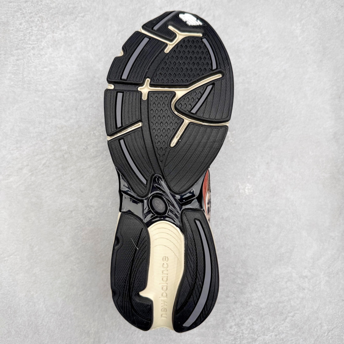 图片[9]-New Balance NB2010系列新百伦经典复古休闲运动板鞋 以ENCAP中底配以升级版 N-ERGY缓震物料 鞋面则采用特色的柔软麂皮搭以NewBalance经典的尼龙网布 低调中还原跑鞋本真 更年轻化的设计理念与材质 让新世代青年得以用全新视角体验经典鞋款的传奇魅力尺码：36 37 37.5 38 38.5 39.5 40 40.5 41.5 42 42.5 43 44 45-选品中心