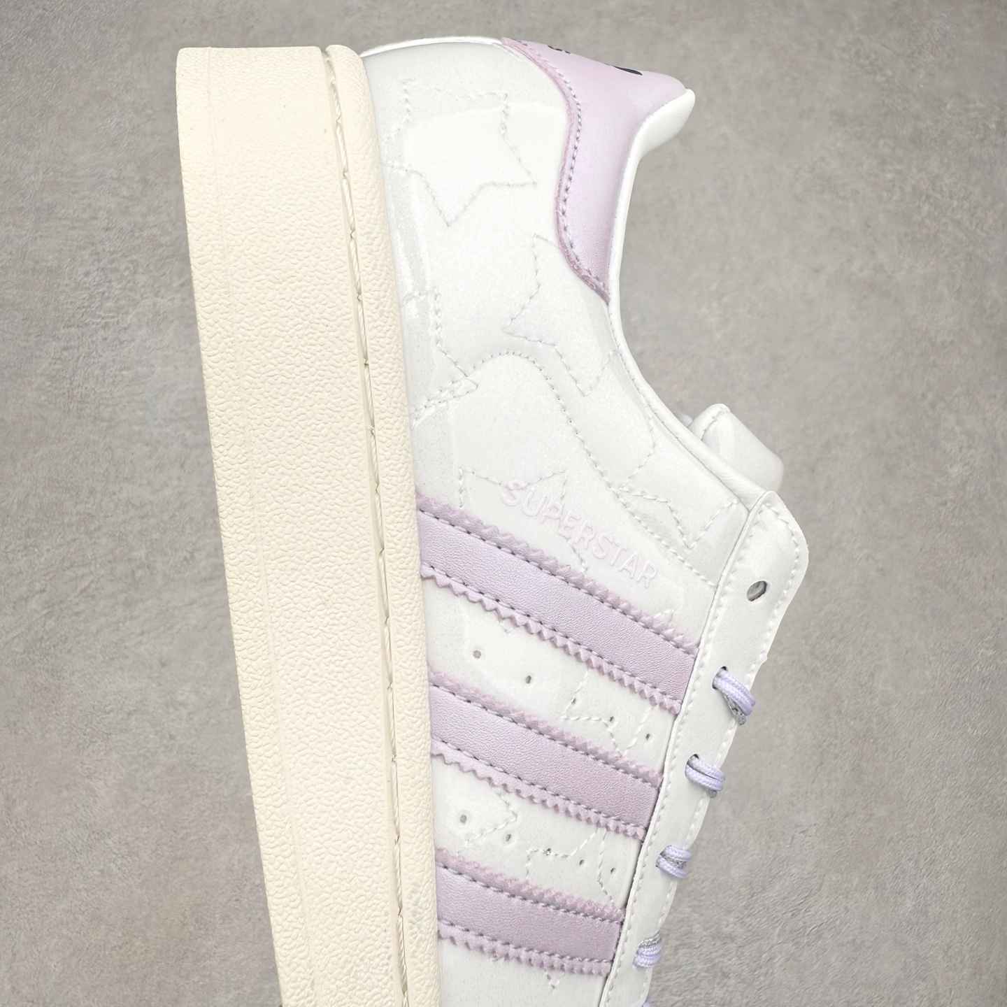 图片[6]-AD Originals Superstar 经典复古贝壳头板鞋 JR6984 诞生于1969年 是第一双将全皮面鞋 身与橡胶鞋头结合在一起的低帮篮球鞋 Superstar最开始 是作为高帮篮球鞋Pro Model的低帮版本而出现的 但因为其独特和醒目的橡胶鞋头造型而让大家熟知 被大家形象地称为\\\”shelltoe\\\”贝壳头 在70年代的美国职业篮球场上 接近3/4的NBA球员都将这双Superstar作为场上用鞋 80年代之后 经过不断的改良和发展 Superstar逐渐成为横跨时装、音乐、街头文化、休闲和运动等各大领域的时尚潮鞋 尺码：36 36.5 37 38 38.5 39 40 40.5 41 42 42.5 43 44 44.5 45-选品中心