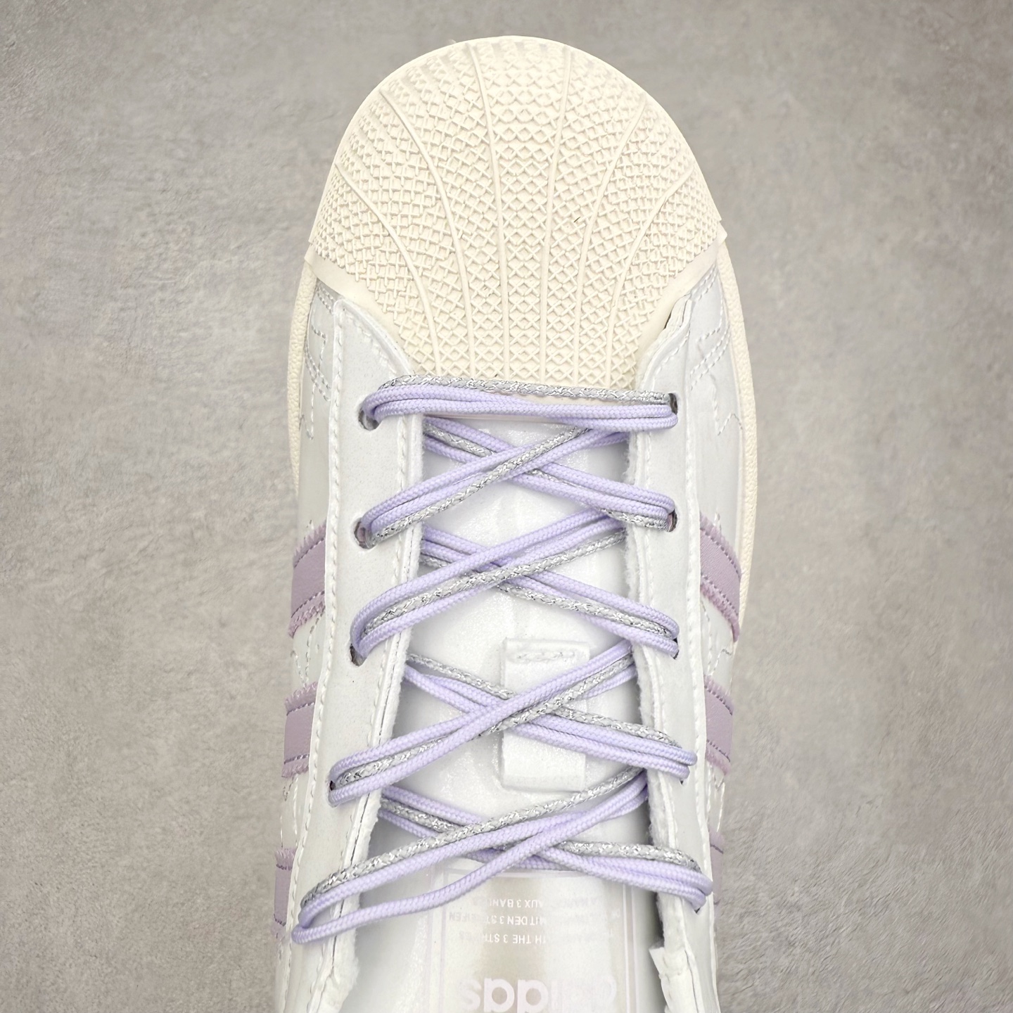 图片[4]-AD Originals Superstar 经典复古贝壳头板鞋 JR6984 诞生于1969年 是第一双将全皮面鞋 身与橡胶鞋头结合在一起的低帮篮球鞋 Superstar最开始 是作为高帮篮球鞋Pro Model的低帮版本而出现的 但因为其独特和醒目的橡胶鞋头造型而让大家熟知 被大家形象地称为\\\”shelltoe\\\”贝壳头 在70年代的美国职业篮球场上 接近3/4的NBA球员都将这双Superstar作为场上用鞋 80年代之后 经过不断的改良和发展 Superstar逐渐成为横跨时装、音乐、街头文化、休闲和运动等各大领域的时尚潮鞋 尺码：36 36.5 37 38 38.5 39 40 40.5 41 42 42.5 43 44 44.5 45-选品中心