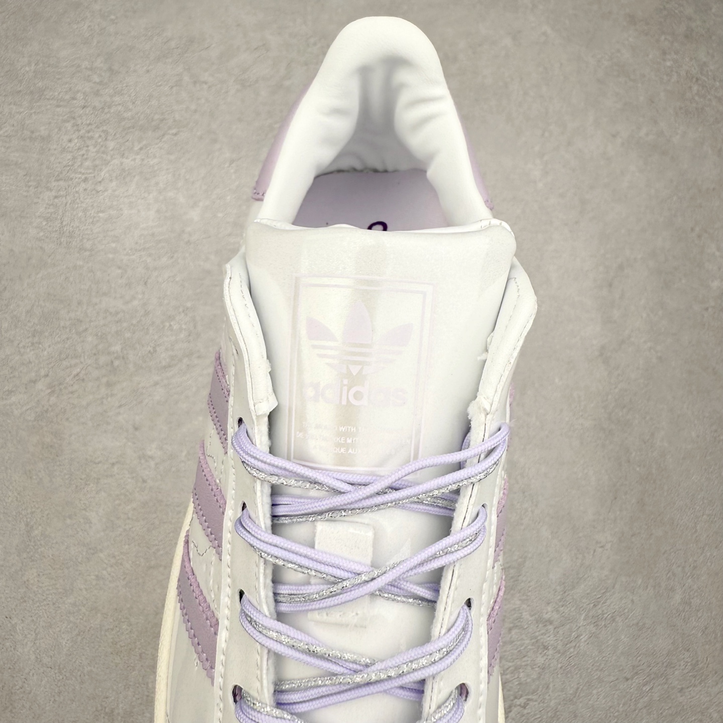 图片[5]-AD Originals Superstar 经典复古贝壳头板鞋 JR6984 诞生于1969年 是第一双将全皮面鞋 身与橡胶鞋头结合在一起的低帮篮球鞋 Superstar最开始 是作为高帮篮球鞋Pro Model的低帮版本而出现的 但因为其独特和醒目的橡胶鞋头造型而让大家熟知 被大家形象地称为\\\”shelltoe\\\”贝壳头 在70年代的美国职业篮球场上 接近3/4的NBA球员都将这双Superstar作为场上用鞋 80年代之后 经过不断的改良和发展 Superstar逐渐成为横跨时装、音乐、街头文化、休闲和运动等各大领域的时尚潮鞋 尺码：36 36.5 37 38 38.5 39 40 40.5 41 42 42.5 43 44 44.5 45-选品中心