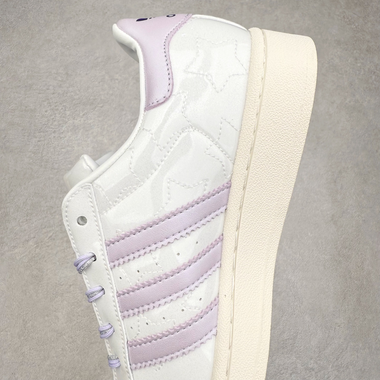 图片[7]-AD Originals Superstar 经典复古贝壳头板鞋 JR6984 诞生于1969年 是第一双将全皮面鞋 身与橡胶鞋头结合在一起的低帮篮球鞋 Superstar最开始 是作为高帮篮球鞋Pro Model的低帮版本而出现的 但因为其独特和醒目的橡胶鞋头造型而让大家熟知 被大家形象地称为\\\”shelltoe\\\”贝壳头 在70年代的美国职业篮球场上 接近3/4的NBA球员都将这双Superstar作为场上用鞋 80年代之后 经过不断的改良和发展 Superstar逐渐成为横跨时装、音乐、街头文化、休闲和运动等各大领域的时尚潮鞋 尺码：36 36.5 37 38 38.5 39 40 40.5 41 42 42.5 43 44 44.5 45-选品中心