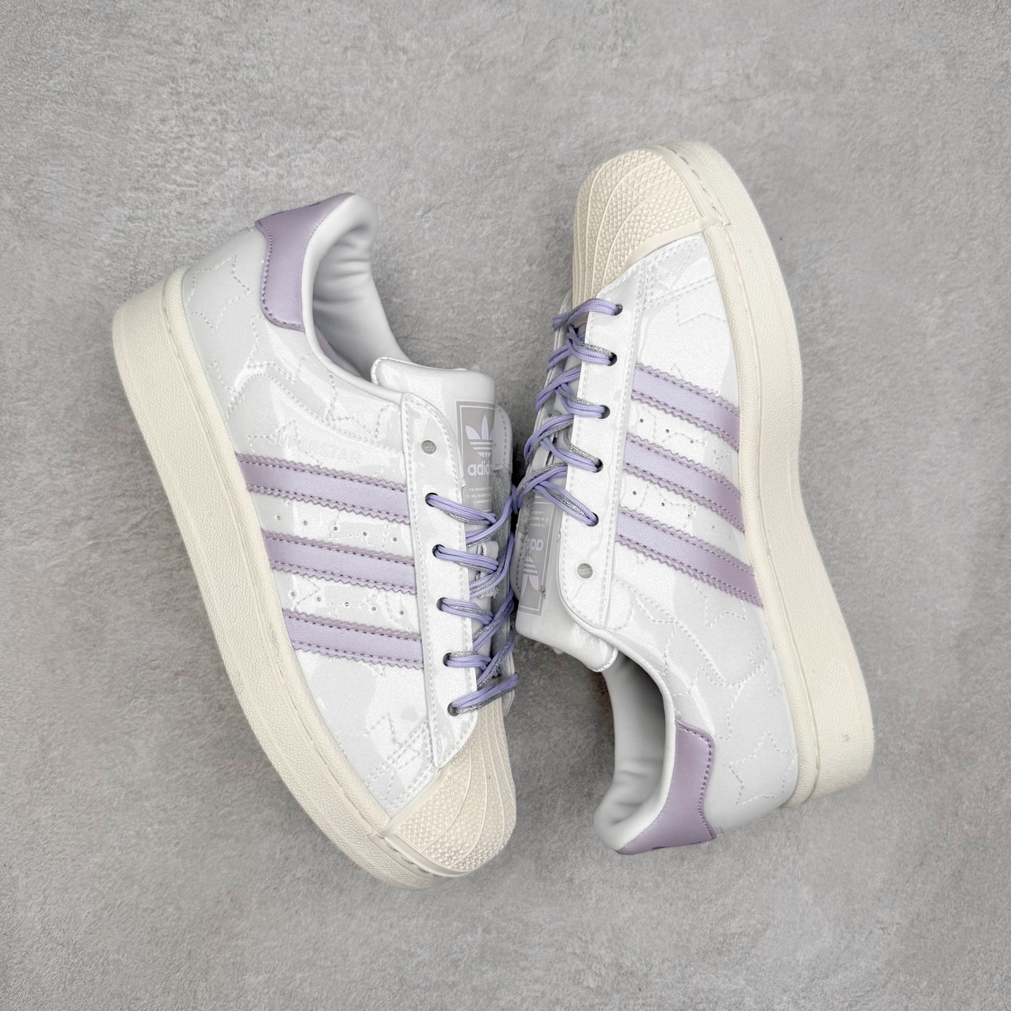 图片[3]-AD Originals Superstar 经典复古贝壳头板鞋 JR6984 诞生于1969年 是第一双将全皮面鞋 身与橡胶鞋头结合在一起的低帮篮球鞋 Superstar最开始 是作为高帮篮球鞋Pro Model的低帮版本而出现的 但因为其独特和醒目的橡胶鞋头造型而让大家熟知 被大家形象地称为\\\”shelltoe\\\”贝壳头 在70年代的美国职业篮球场上 接近3/4的NBA球员都将这双Superstar作为场上用鞋 80年代之后 经过不断的改良和发展 Superstar逐渐成为横跨时装、音乐、街头文化、休闲和运动等各大领域的时尚潮鞋 尺码：36 36.5 37 38 38.5 39 40 40.5 41 42 42.5 43 44 44.5 45-选品中心