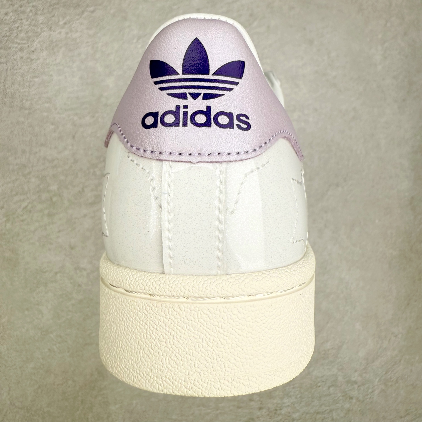 图片[8]-AD Originals Superstar 经典复古贝壳头板鞋 JR6984 诞生于1969年 是第一双将全皮面鞋 身与橡胶鞋头结合在一起的低帮篮球鞋 Superstar最开始 是作为高帮篮球鞋Pro Model的低帮版本而出现的 但因为其独特和醒目的橡胶鞋头造型而让大家熟知 被大家形象地称为\\\”shelltoe\\\”贝壳头 在70年代的美国职业篮球场上 接近3/4的NBA球员都将这双Superstar作为场上用鞋 80年代之后 经过不断的改良和发展 Superstar逐渐成为横跨时装、音乐、街头文化、休闲和运动等各大领域的时尚潮鞋 尺码：36 36.5 37 38 38.5 39 40 40.5 41 42 42.5 43 44 44.5 45-选品中心