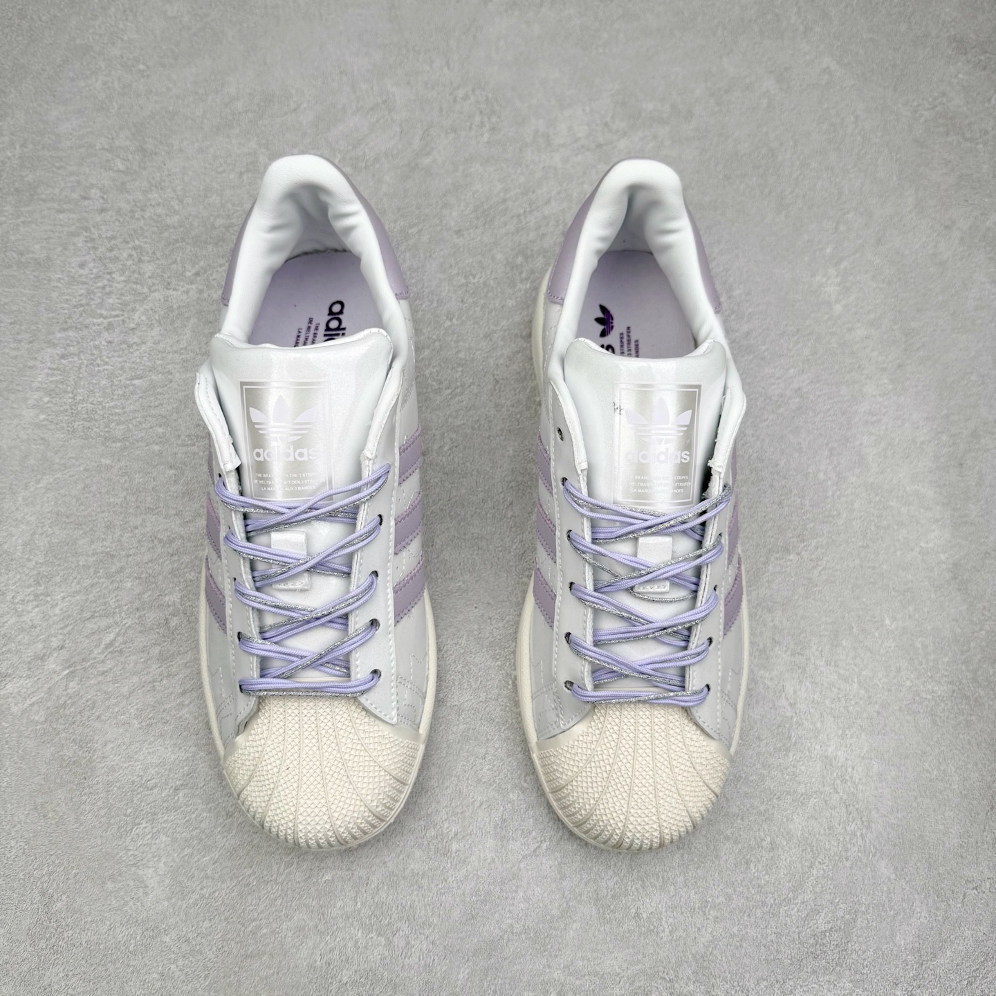 图片[2]-AD Originals Superstar 经典复古贝壳头板鞋 JR6984 诞生于1969年 是第一双将全皮面鞋 身与橡胶鞋头结合在一起的低帮篮球鞋 Superstar最开始 是作为高帮篮球鞋Pro Model的低帮版本而出现的 但因为其独特和醒目的橡胶鞋头造型而让大家熟知 被大家形象地称为\\\”shelltoe\\\”贝壳头 在70年代的美国职业篮球场上 接近3/4的NBA球员都将这双Superstar作为场上用鞋 80年代之后 经过不断的改良和发展 Superstar逐渐成为横跨时装、音乐、街头文化、休闲和运动等各大领域的时尚潮鞋 尺码：36 36.5 37 38 38.5 39 40 40.5 41 42 42.5 43 44 44.5 45-选品中心