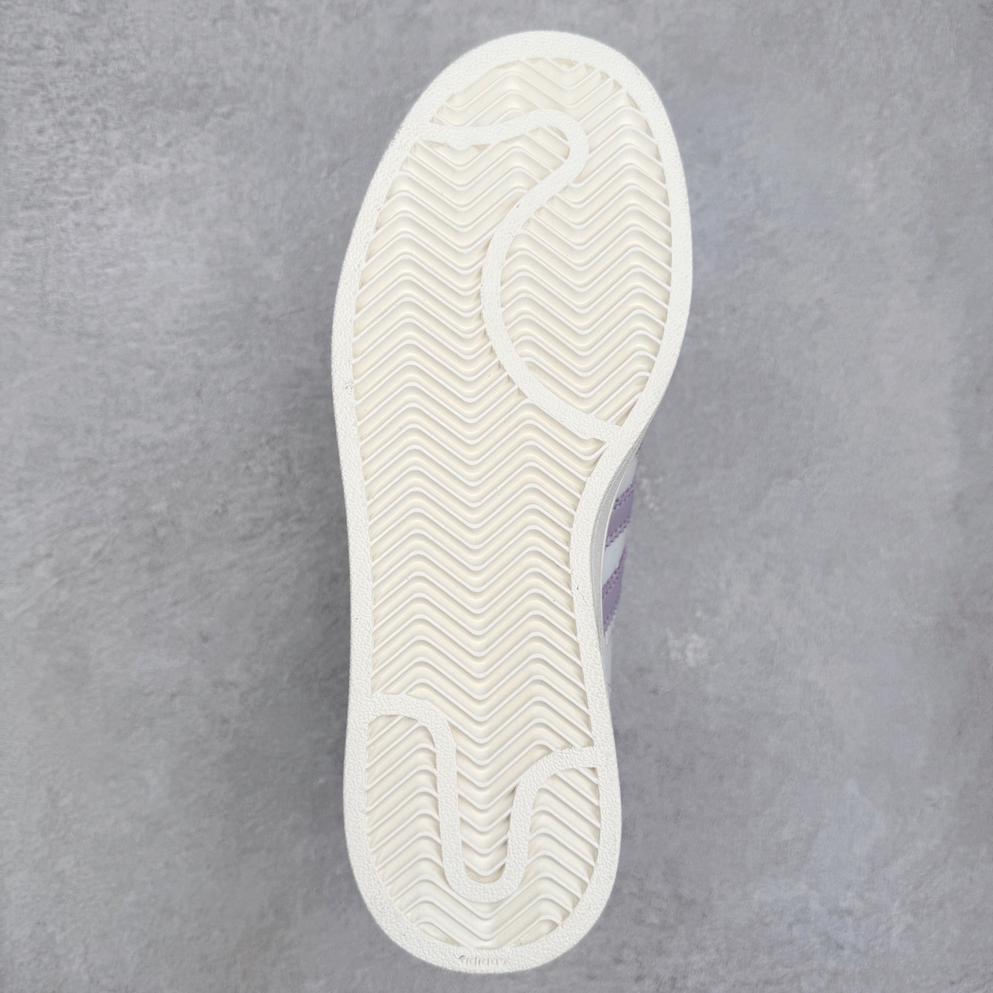 图片[9]-AD Originals Superstar 经典复古贝壳头板鞋 JR6984 诞生于1969年 是第一双将全皮面鞋 身与橡胶鞋头结合在一起的低帮篮球鞋 Superstar最开始 是作为高帮篮球鞋Pro Model的低帮版本而出现的 但因为其独特和醒目的橡胶鞋头造型而让大家熟知 被大家形象地称为\\\”shelltoe\\\”贝壳头 在70年代的美国职业篮球场上 接近3/4的NBA球员都将这双Superstar作为场上用鞋 80年代之后 经过不断的改良和发展 Superstar逐渐成为横跨时装、音乐、街头文化、休闲和运动等各大领域的时尚潮鞋 尺码：36 36.5 37 38 38.5 39 40 40.5 41 42 42.5 43 44 44.5 45-选品中心