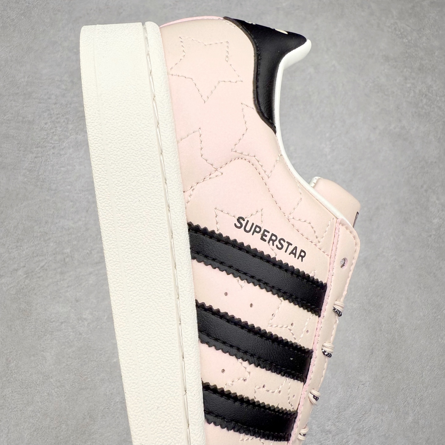 图片[6]-AD Originals Superstar 经典复古贝壳头板鞋 JR6985 诞生于1969年 是第一双将全皮面鞋 身与橡胶鞋头结合在一起的低帮篮球鞋 Superstar最开始 是作为高帮篮球鞋Pro Model的低帮版本而出现的 但因为其独特和醒目的橡胶鞋头造型而让大家熟知 被大家形象地称为\\\”shelltoe\\\”贝壳头 在70年代的美国职业篮球场上 接近3/4的NBA球员都将这双Superstar作为场上用鞋 80年代之后 经过不断的改良和发展 Superstar逐渐成为横跨时装、音乐、街头文化、休闲和运动等各大领域的时尚潮鞋 尺码：36 36.5 37 38 38.5 39 40 40.5 41 42 42.5 43 44 44.5 45-选品中心