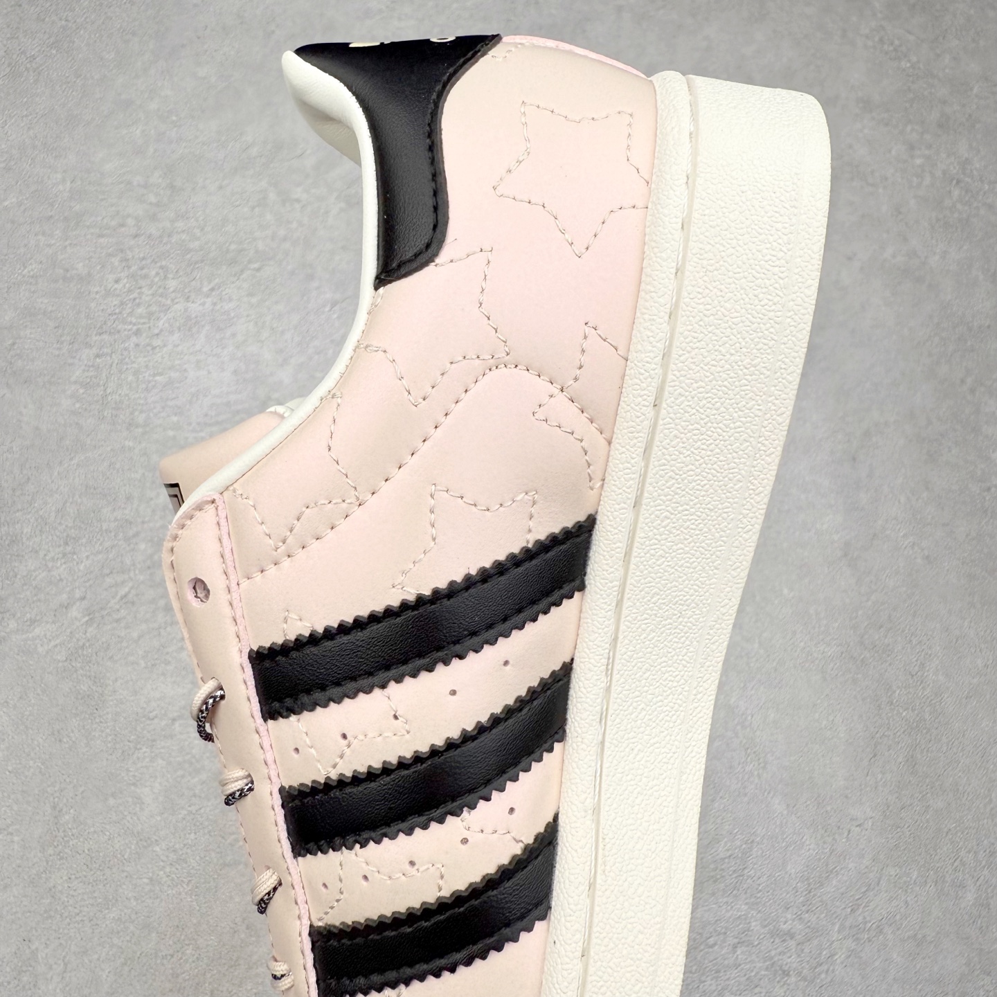 图片[7]-AD Originals Superstar 经典复古贝壳头板鞋 JR6985 诞生于1969年 是第一双将全皮面鞋 身与橡胶鞋头结合在一起的低帮篮球鞋 Superstar最开始 是作为高帮篮球鞋Pro Model的低帮版本而出现的 但因为其独特和醒目的橡胶鞋头造型而让大家熟知 被大家形象地称为\\\”shelltoe\\\”贝壳头 在70年代的美国职业篮球场上 接近3/4的NBA球员都将这双Superstar作为场上用鞋 80年代之后 经过不断的改良和发展 Superstar逐渐成为横跨时装、音乐、街头文化、休闲和运动等各大领域的时尚潮鞋 尺码：36 36.5 37 38 38.5 39 40 40.5 41 42 42.5 43 44 44.5 45-选品中心