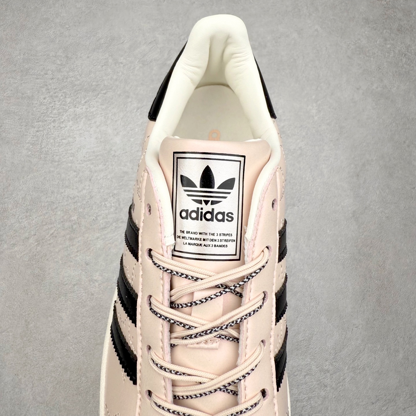 图片[5]-AD Originals Superstar 经典复古贝壳头板鞋 JR6985 诞生于1969年 是第一双将全皮面鞋 身与橡胶鞋头结合在一起的低帮篮球鞋 Superstar最开始 是作为高帮篮球鞋Pro Model的低帮版本而出现的 但因为其独特和醒目的橡胶鞋头造型而让大家熟知 被大家形象地称为\\\”shelltoe\\\”贝壳头 在70年代的美国职业篮球场上 接近3/4的NBA球员都将这双Superstar作为场上用鞋 80年代之后 经过不断的改良和发展 Superstar逐渐成为横跨时装、音乐、街头文化、休闲和运动等各大领域的时尚潮鞋 尺码：36 36.5 37 38 38.5 39 40 40.5 41 42 42.5 43 44 44.5 45-选品中心