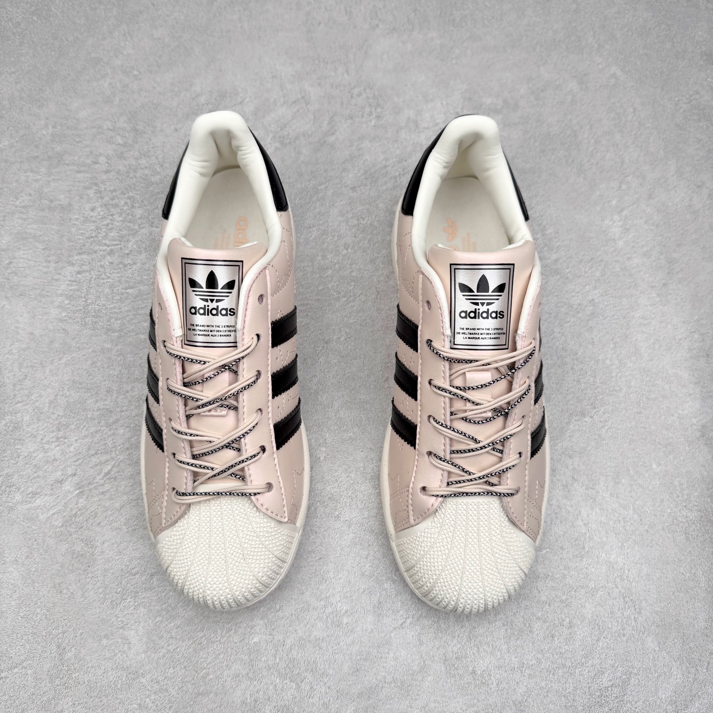 图片[2]-AD Originals Superstar 经典复古贝壳头板鞋 JR6985 诞生于1969年 是第一双将全皮面鞋 身与橡胶鞋头结合在一起的低帮篮球鞋 Superstar最开始 是作为高帮篮球鞋Pro Model的低帮版本而出现的 但因为其独特和醒目的橡胶鞋头造型而让大家熟知 被大家形象地称为\\\”shelltoe\\\”贝壳头 在70年代的美国职业篮球场上 接近3/4的NBA球员都将这双Superstar作为场上用鞋 80年代之后 经过不断的改良和发展 Superstar逐渐成为横跨时装、音乐、街头文化、休闲和运动等各大领域的时尚潮鞋 尺码：36 36.5 37 38 38.5 39 40 40.5 41 42 42.5 43 44 44.5 45-选品中心